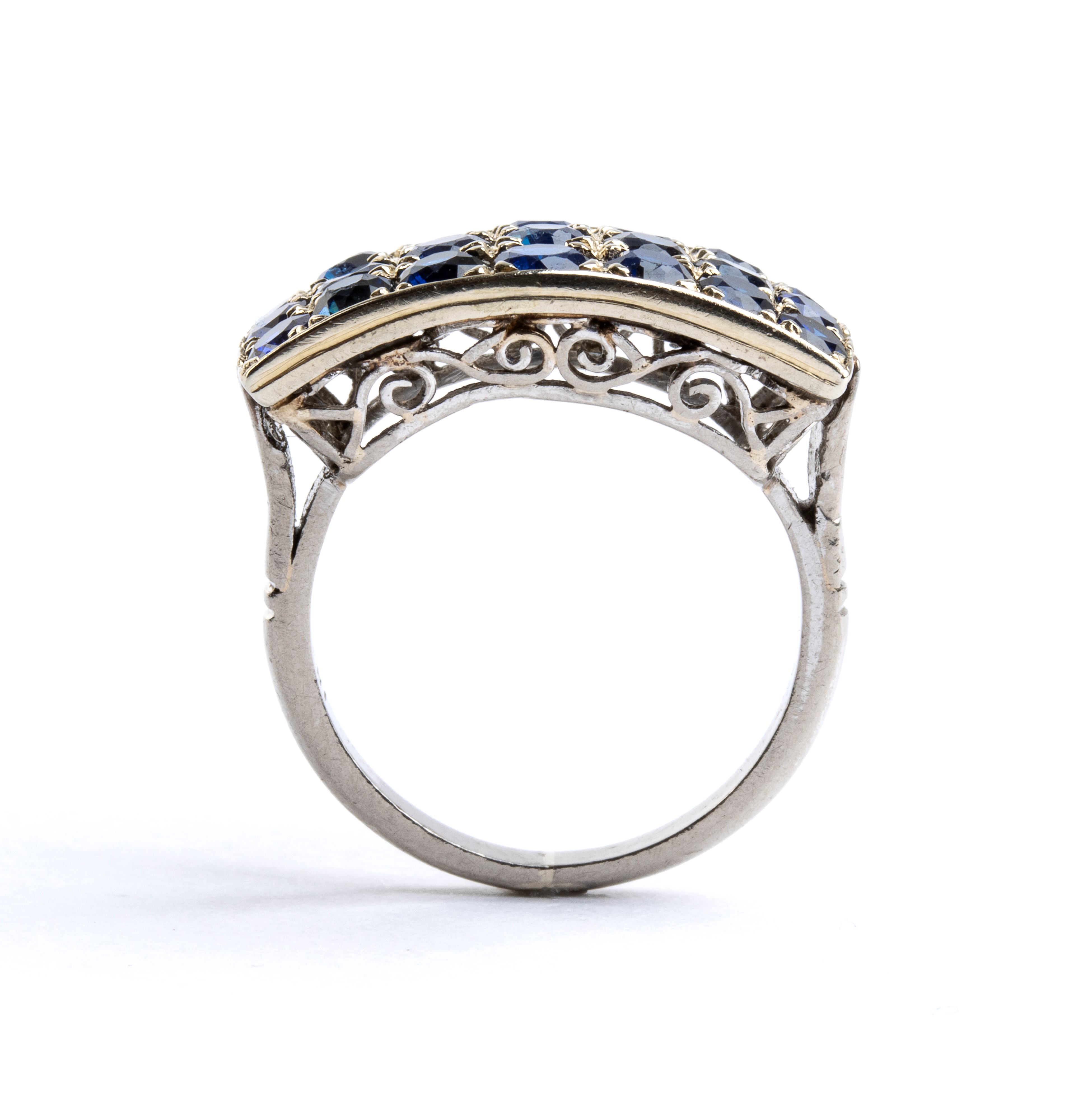 Anello a fascia in oro bianco 18k con zaffiri, anni '40