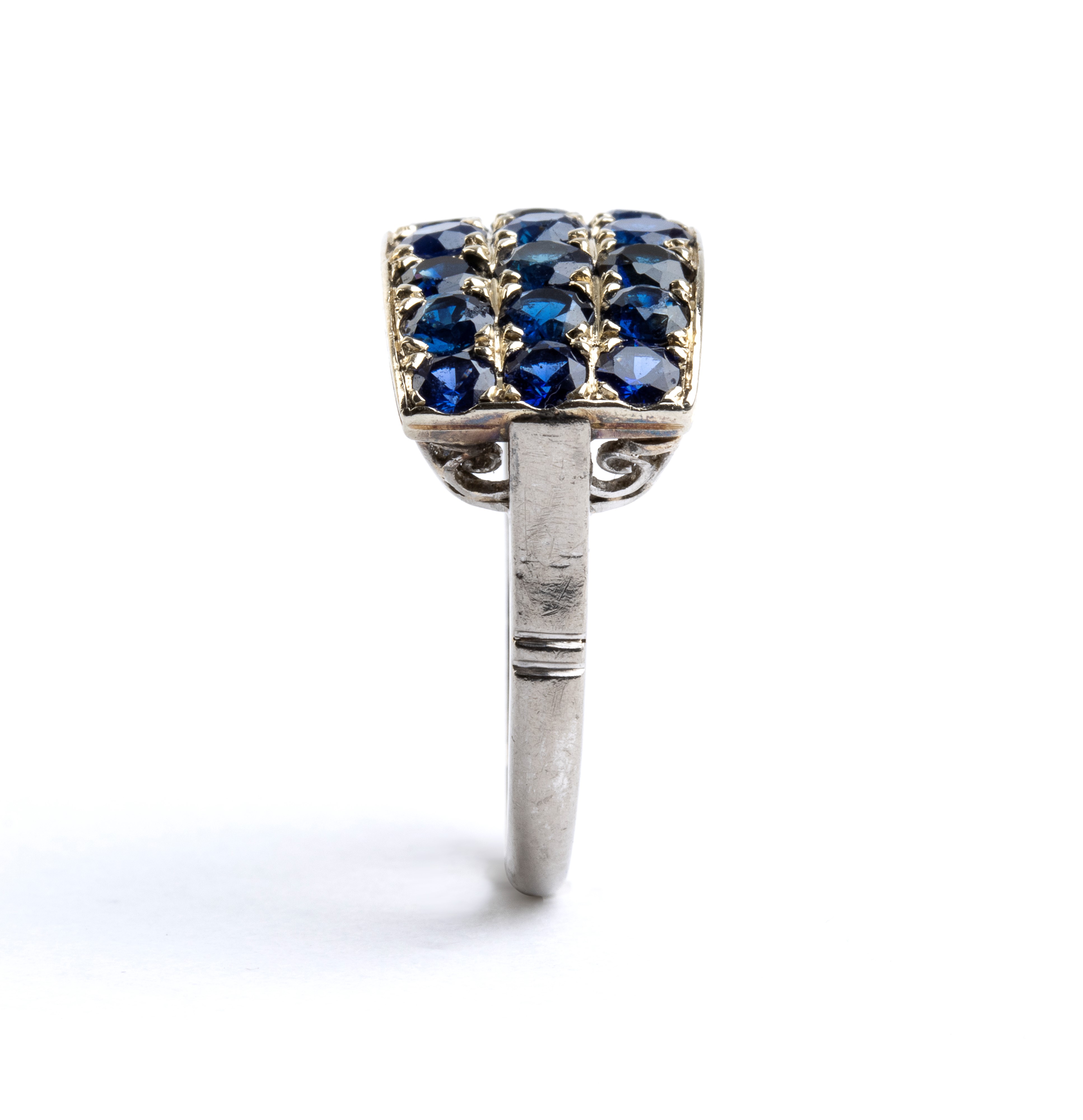 Anello a fascia in oro bianco 18k con zaffiri, anni '40