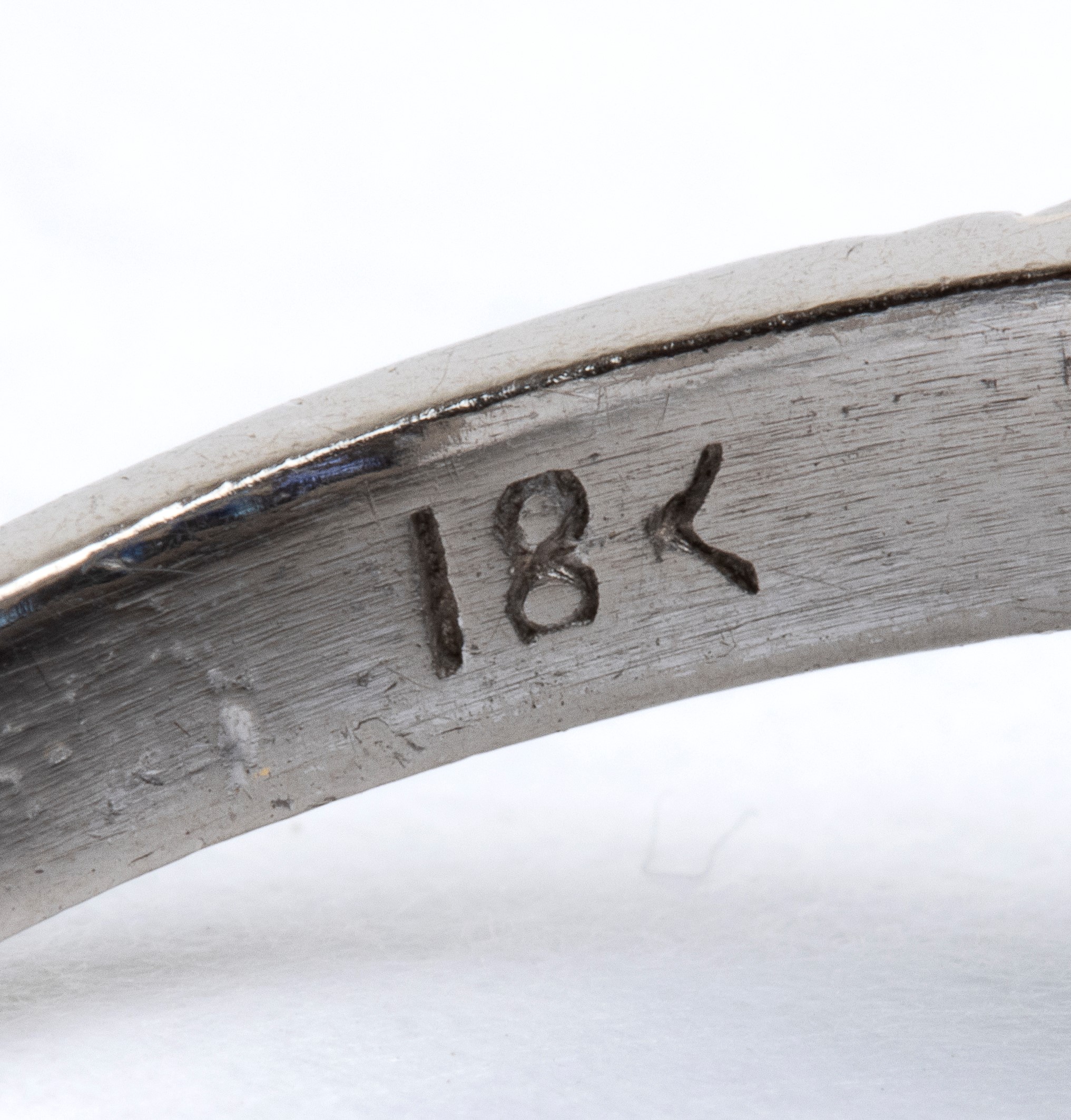 Anello a fascia in oro bianco 18k con zaffiri, anni '40