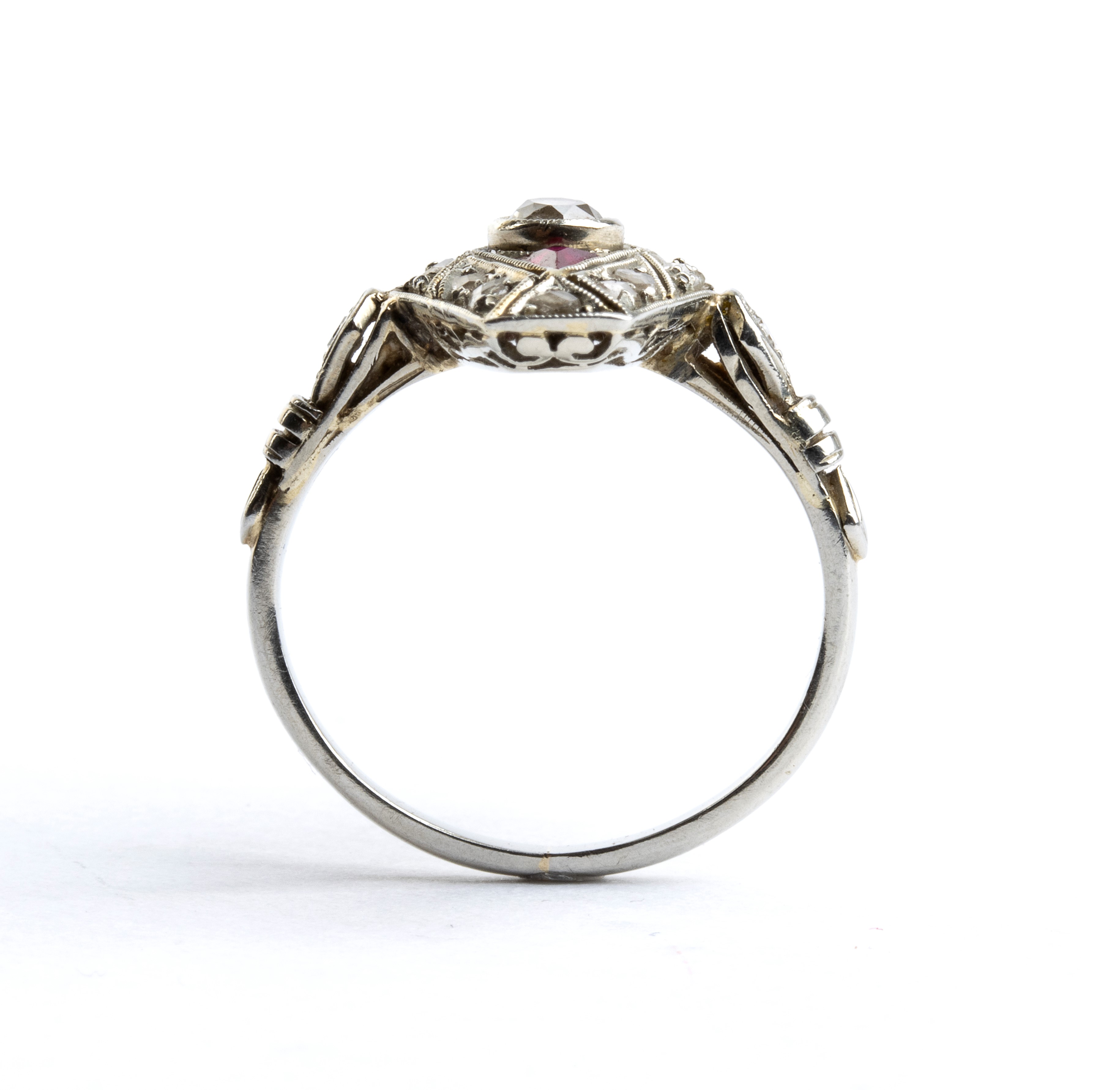 Anello Art Déco, oro con diamanti e rubini sintetici (anni '20)