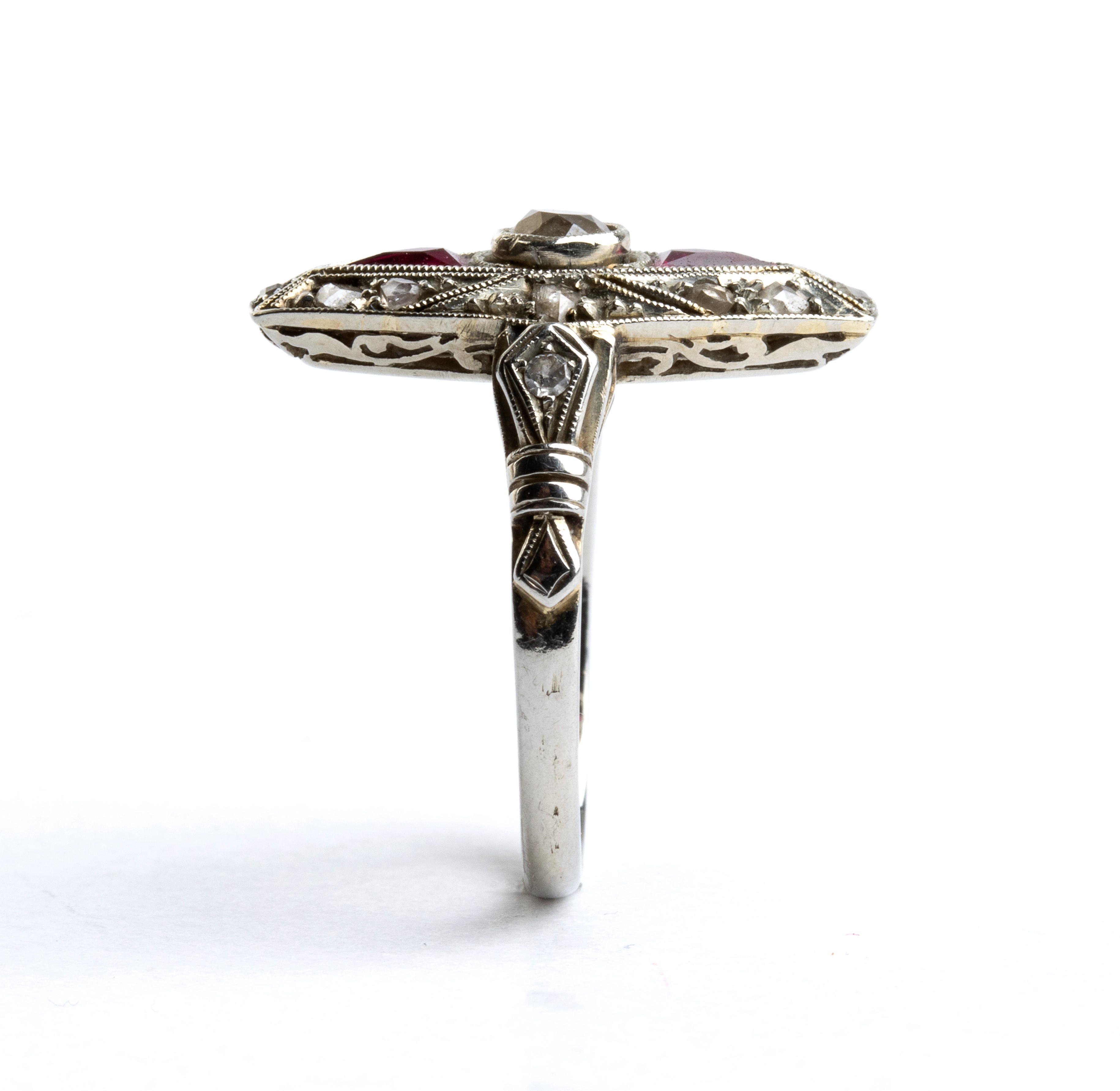 Anello Art Déco, oro con diamanti e rubini sintetici (anni '20)