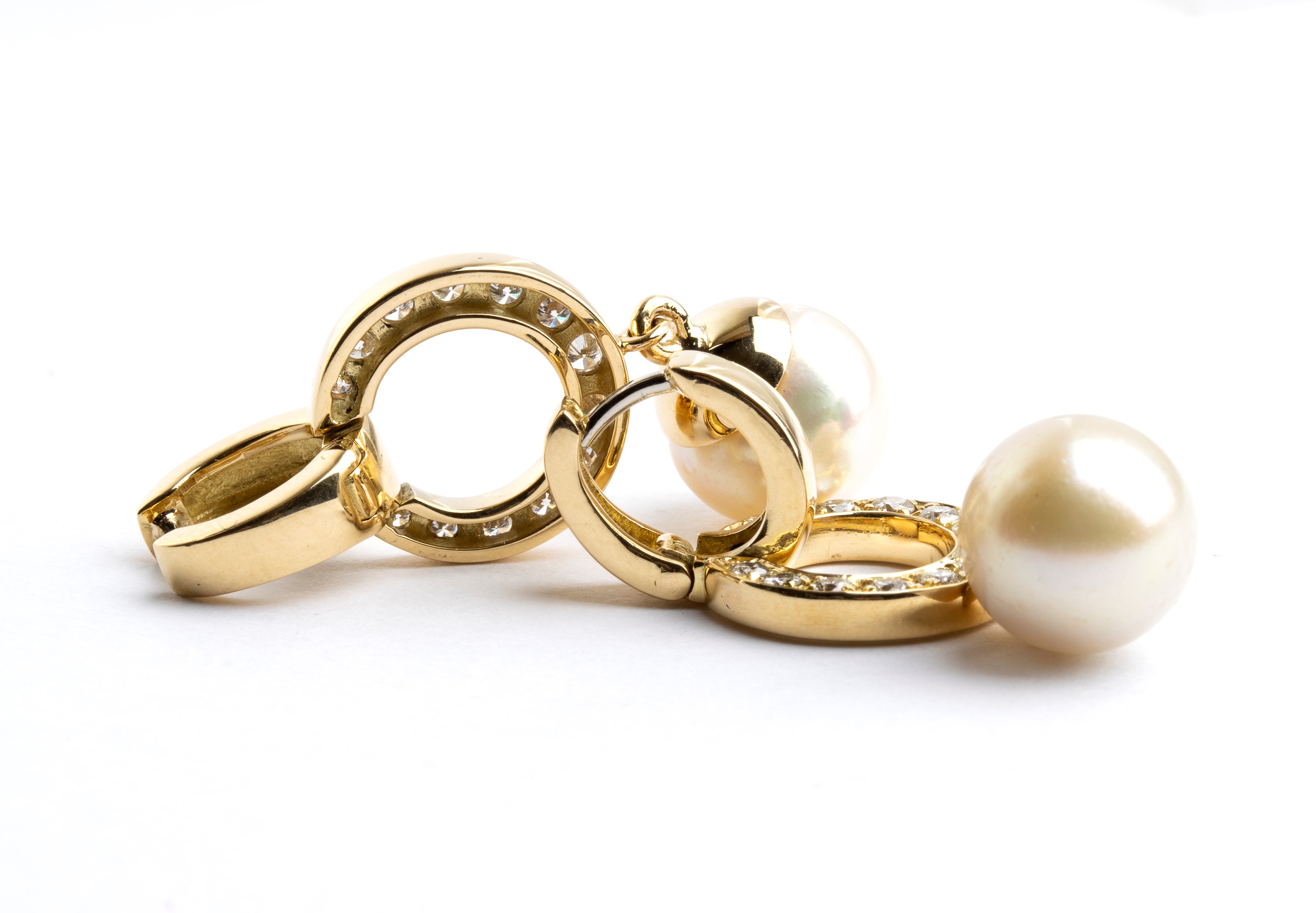 Paio di orecchini pendenti in oro con diamanti e perle