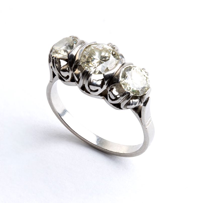 Anello Trilogy in platino con tre diamanti rotondi a taglio brillante