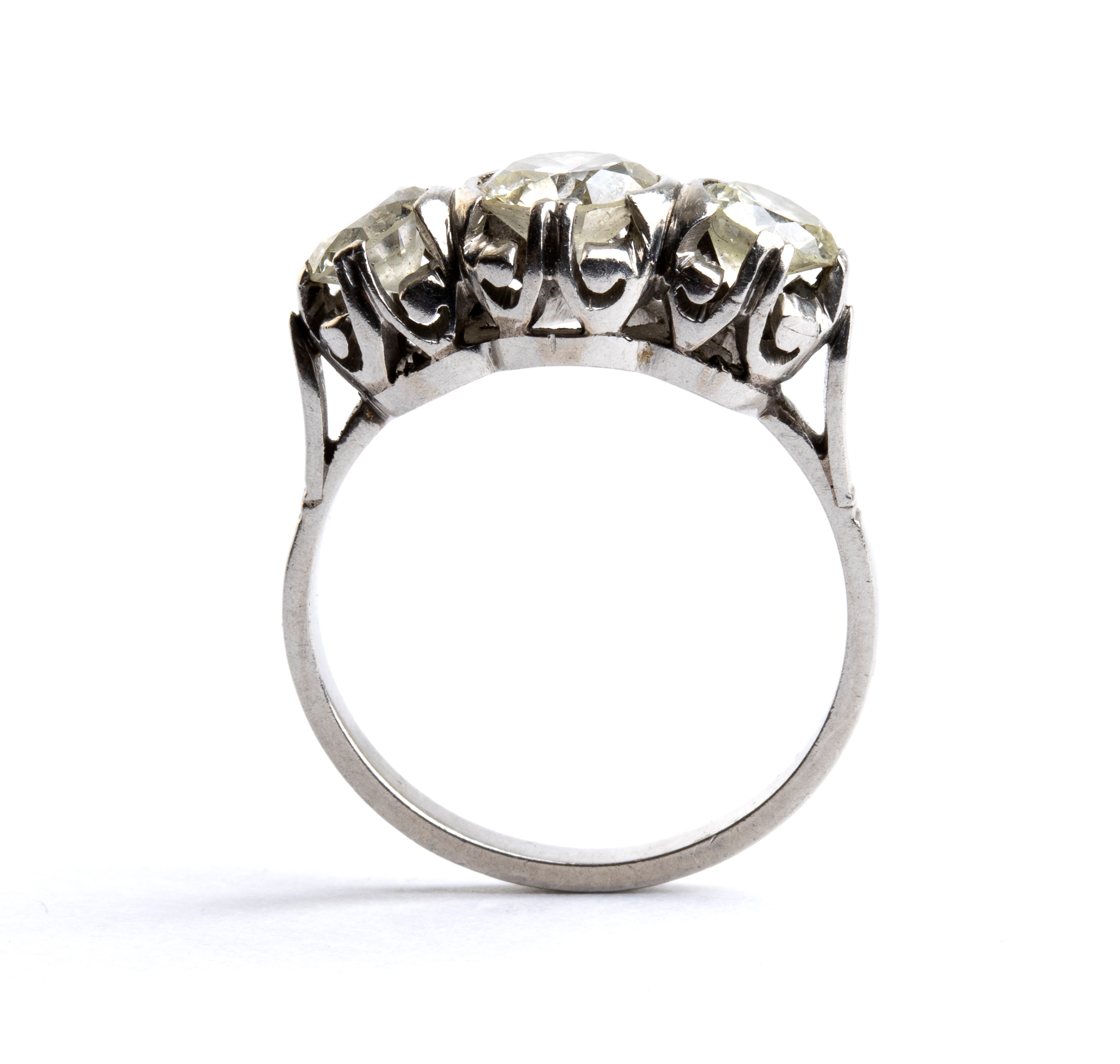 Anello Trilogy in platino con tre diamanti rotondi a taglio brillante