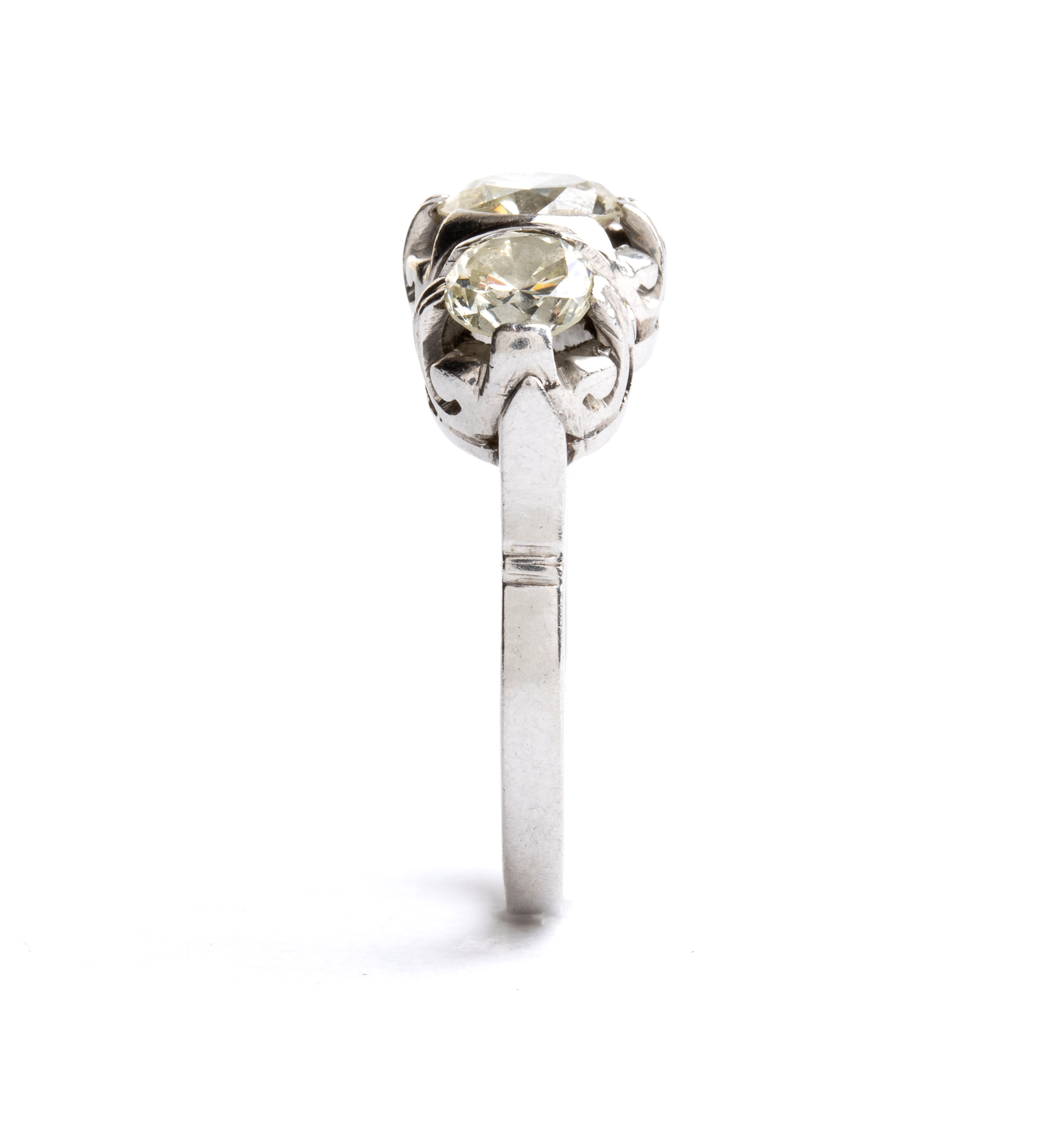 Anello Trilogy in platino con tre diamanti rotondi a taglio brillante