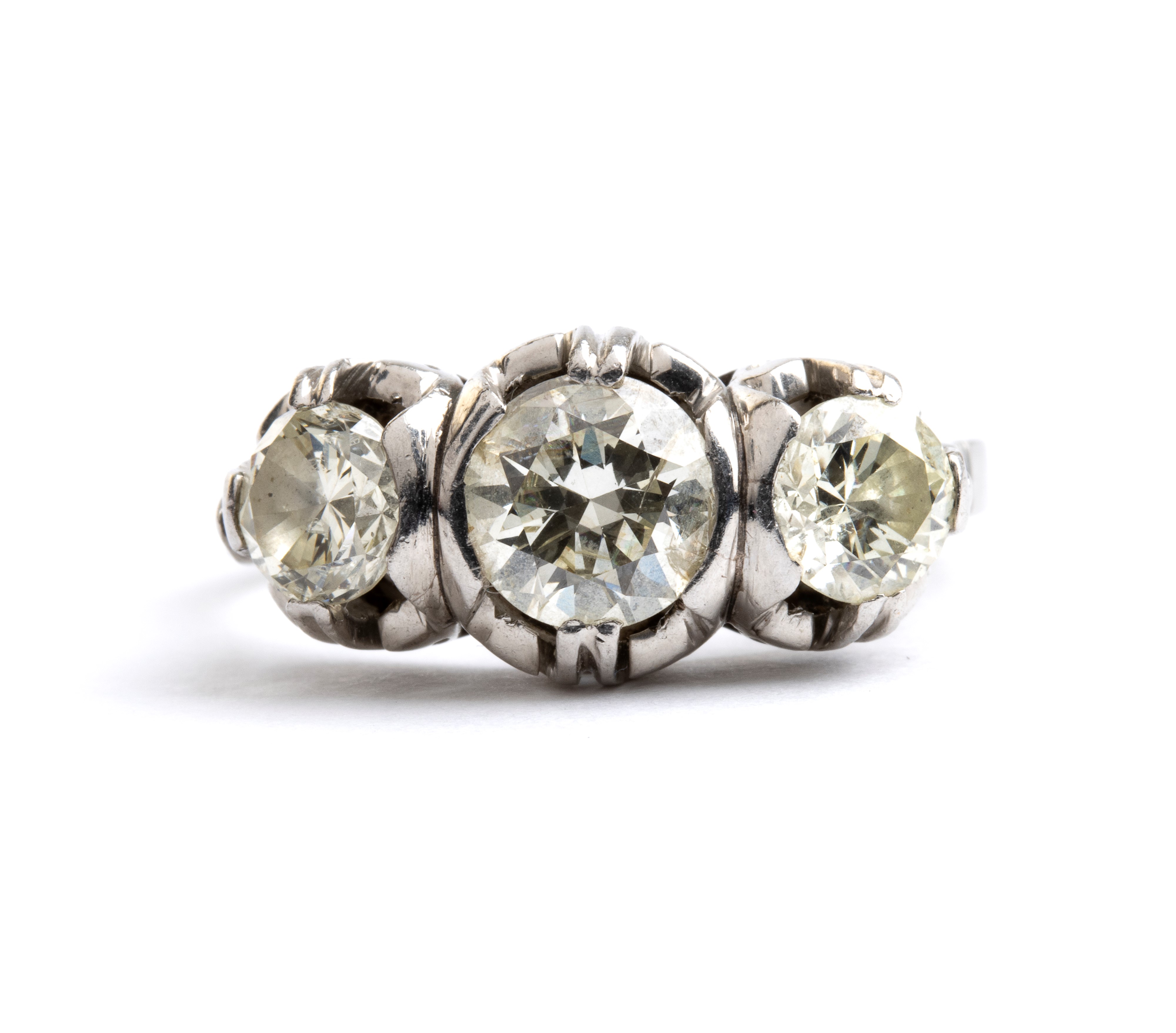 Anello Trilogy in platino con tre diamanti rotondi a taglio brillante