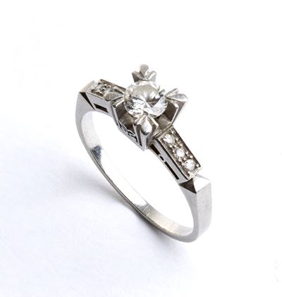 Anello in platino con diamanti (taglio brillante e huit-huit)