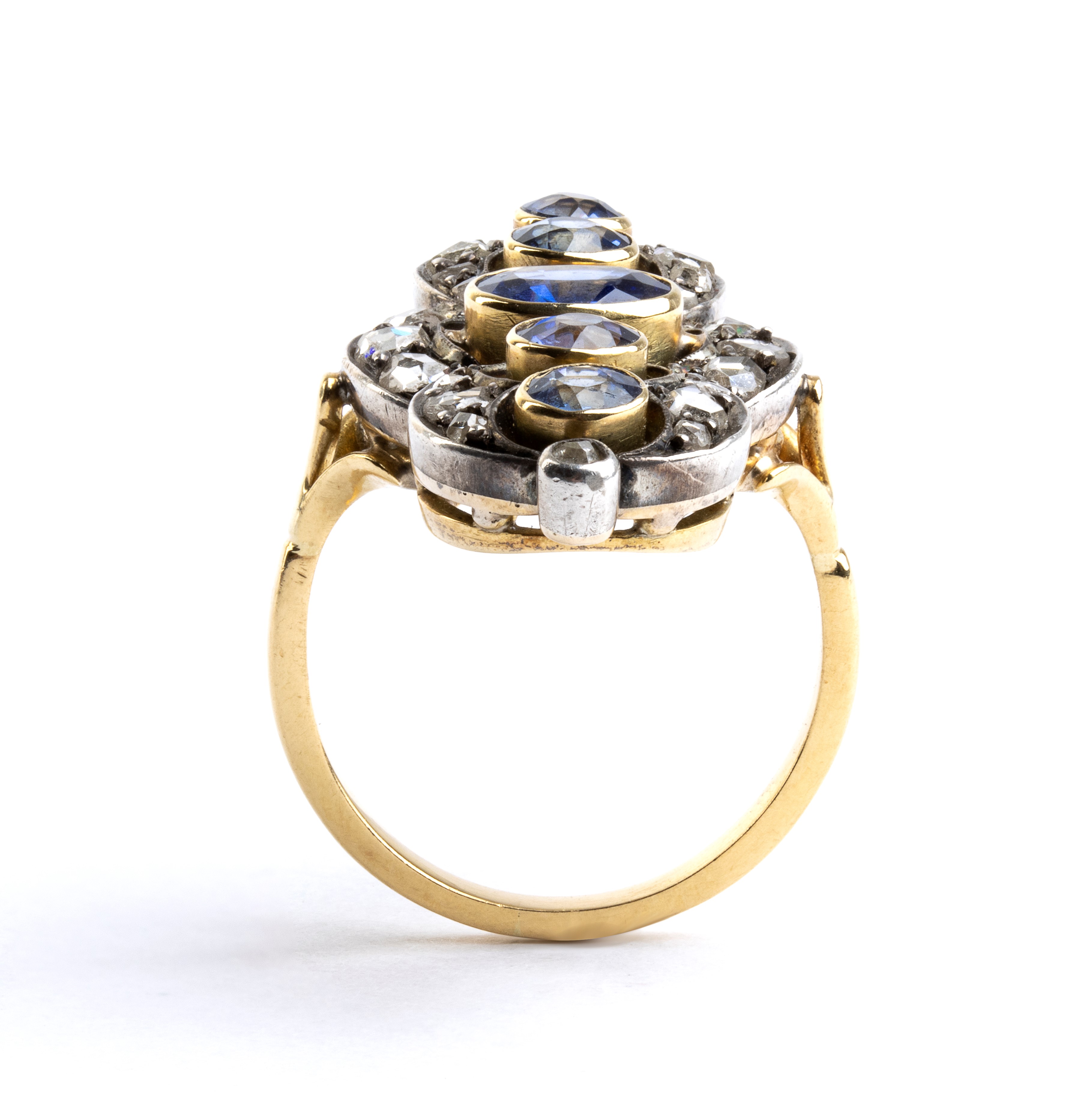 Anello, montatura in oro giallo e argento con zaffiri sintetici e diamanti a rosa