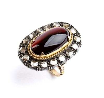 Fine XIX secolo, Anello in oro giallo e argento con granato cabochon e diamanti taglio a rosa