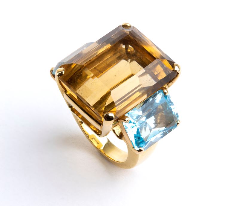 Anello in oro con quarzo citrino e topazi azzurri