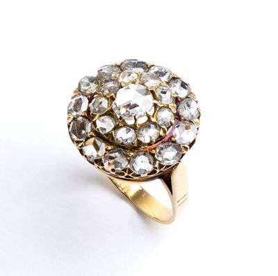 Anello a toppa in oro giallo con diamanti taglio a rosa