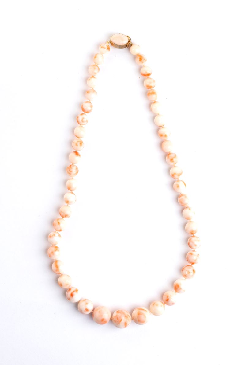 Collana a filo di sfere in corallo con cabochon, Deep Sea, gradazione