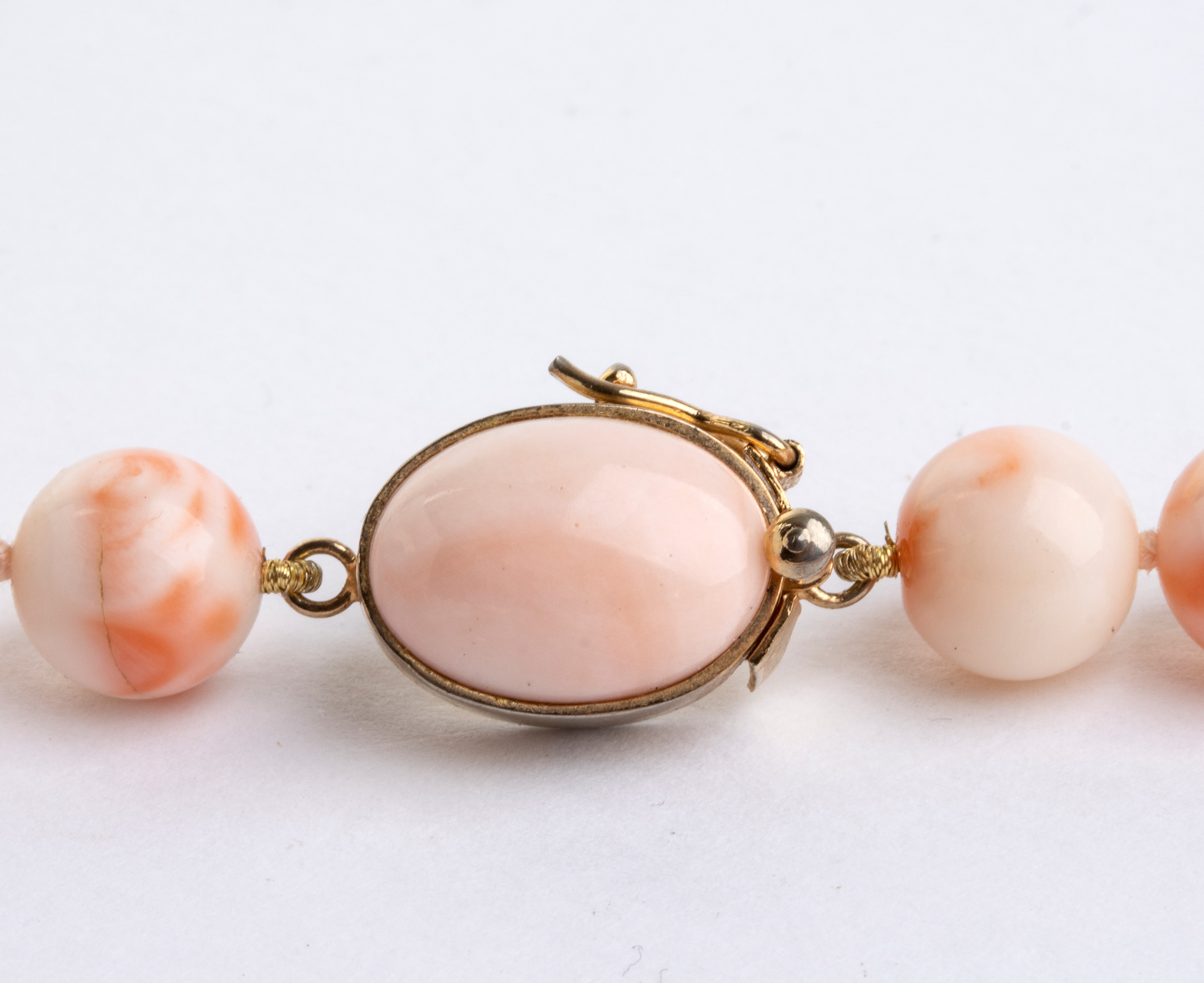 Collana a filo di sfere in corallo con cabochon, Deep Sea, gradazione