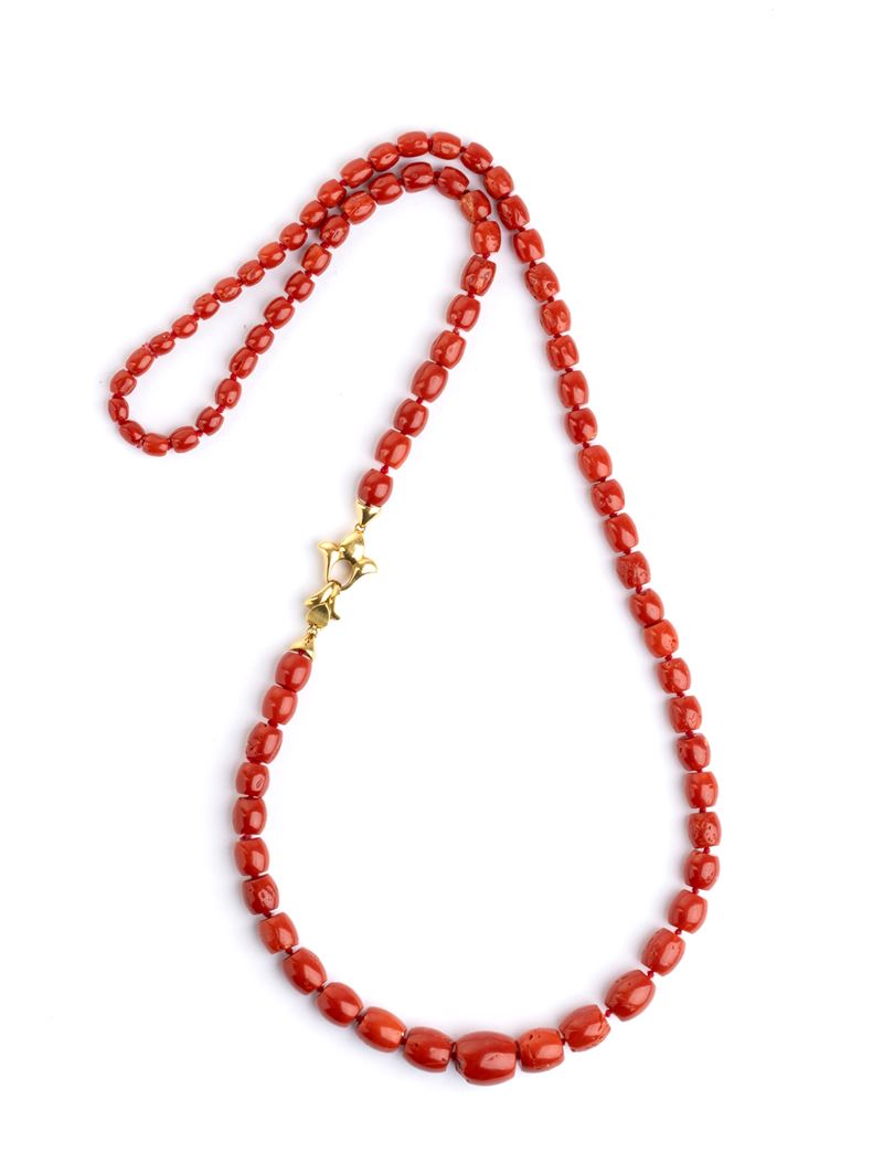 Collana in corallo mediterraneo con fermezza a giglio in oro giallo 18k