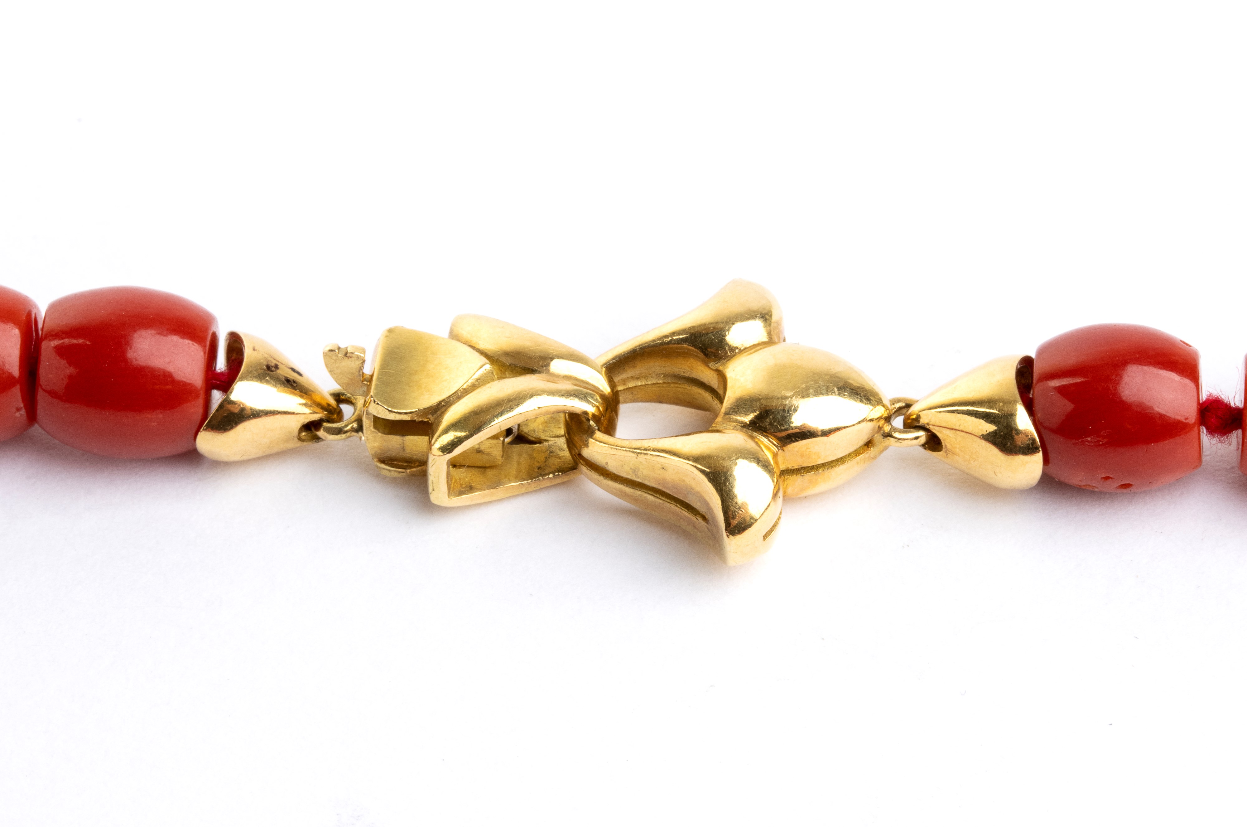 Collana in corallo mediterraneo con fermezza a giglio in oro giallo 18k