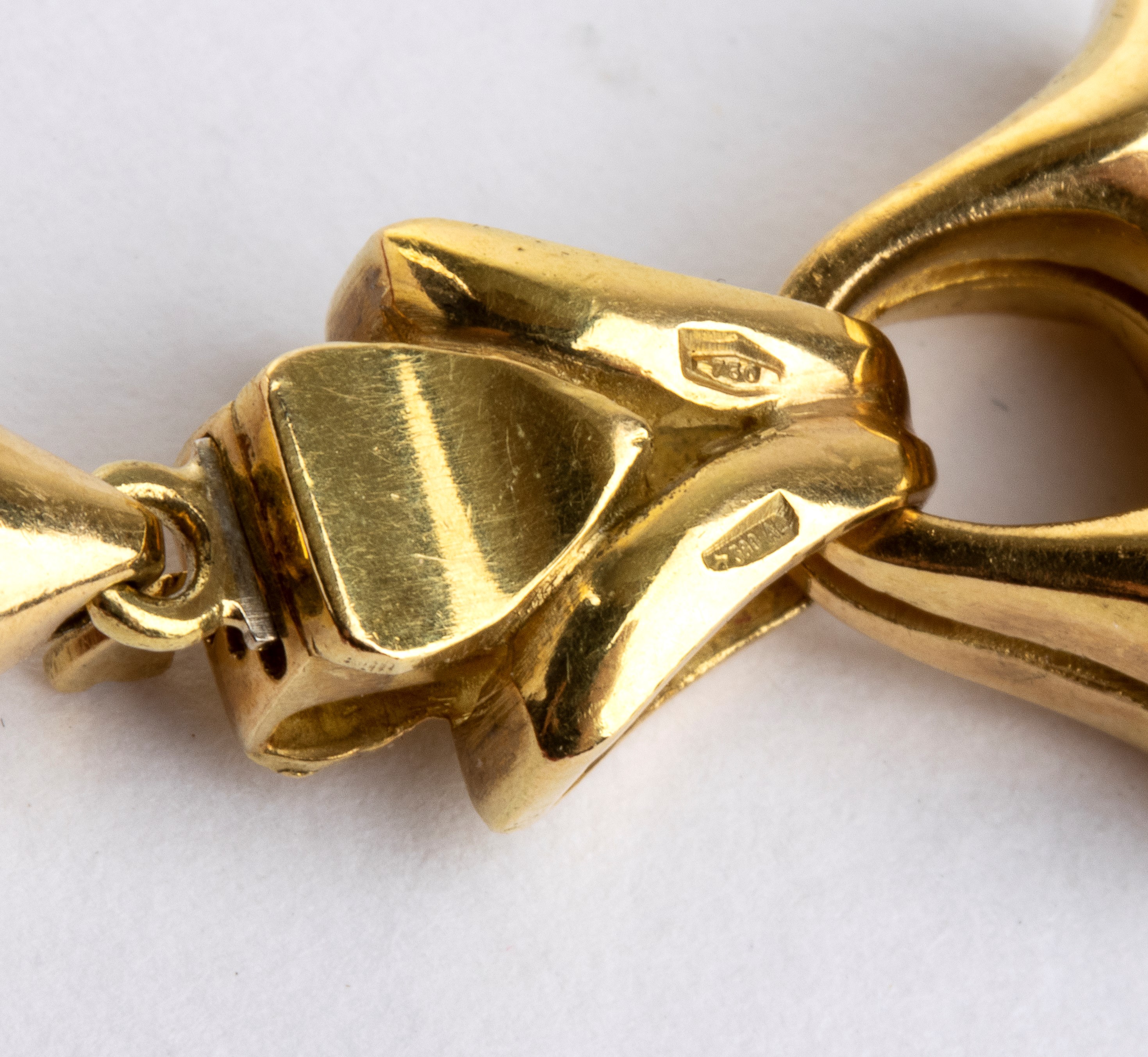 Collana in corallo mediterraneo con fermezza a giglio in oro giallo 18k