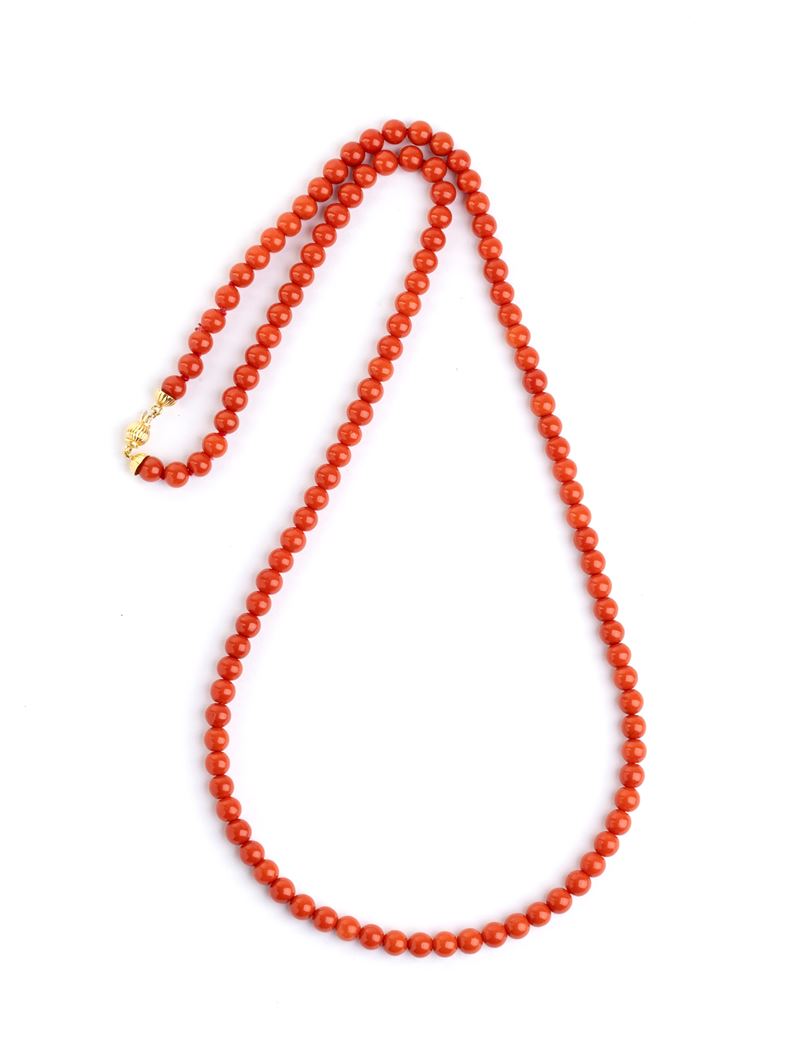 Girocollo in oro giallo 18k con corallo Mediterraneo (Corallum Rubrum), a singolo filo di sfere