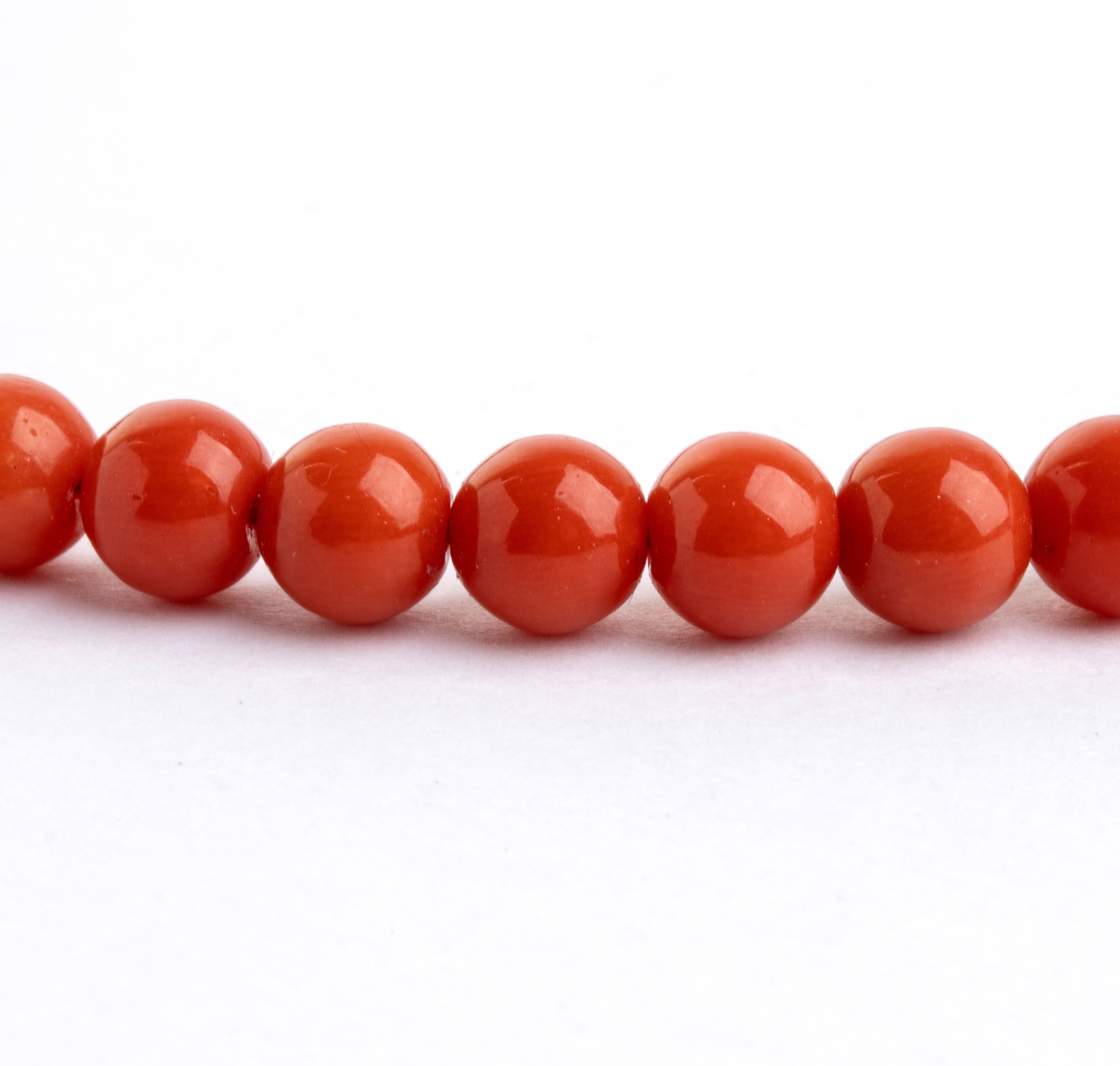 Girocollo in oro giallo 18k con corallo Mediterraneo (Corallum Rubrum), a singolo filo di sfere