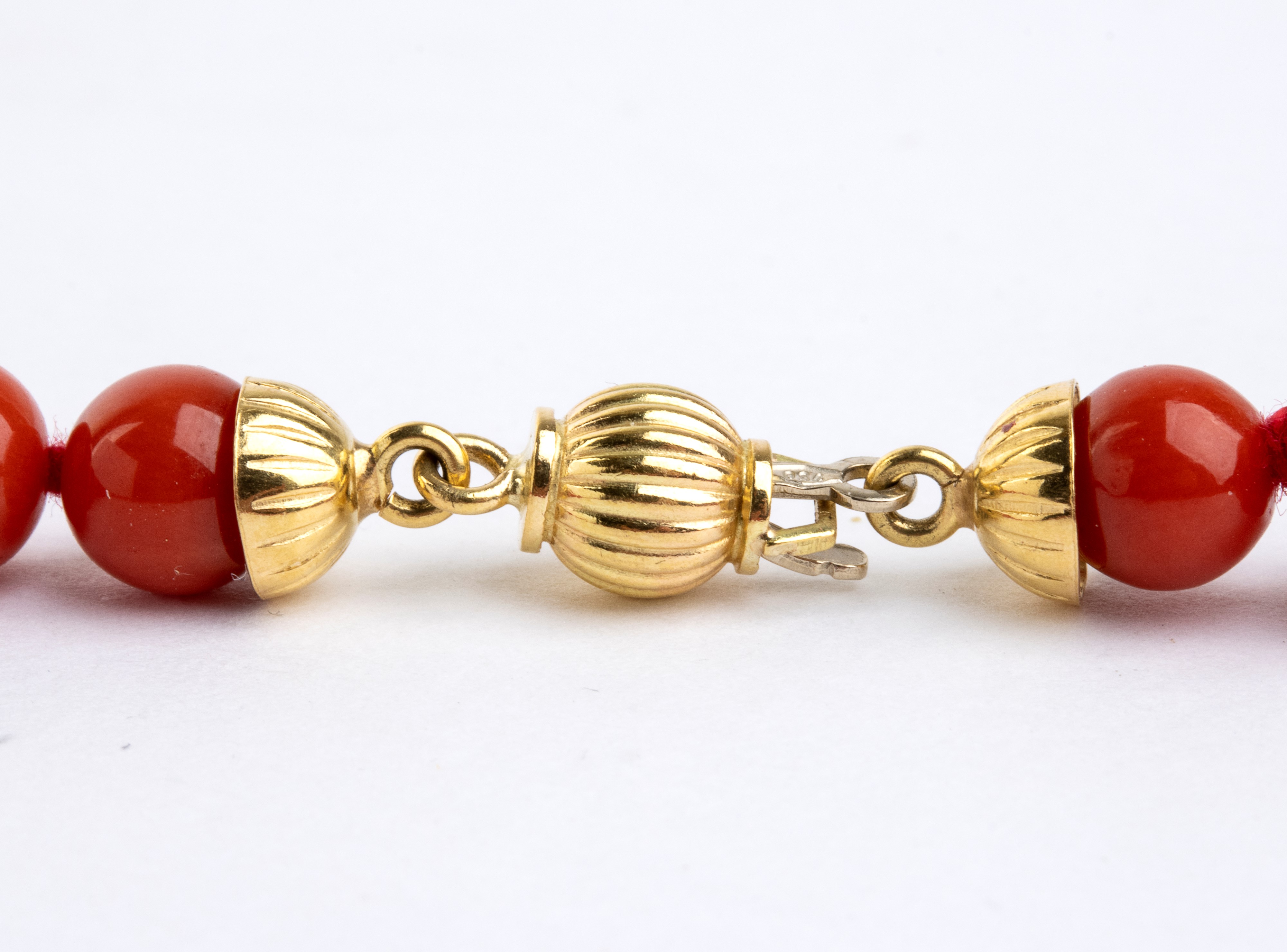 Girocollo in oro giallo 18k con corallo Mediterraneo (Corallum Rubrum), a singolo filo di sfere