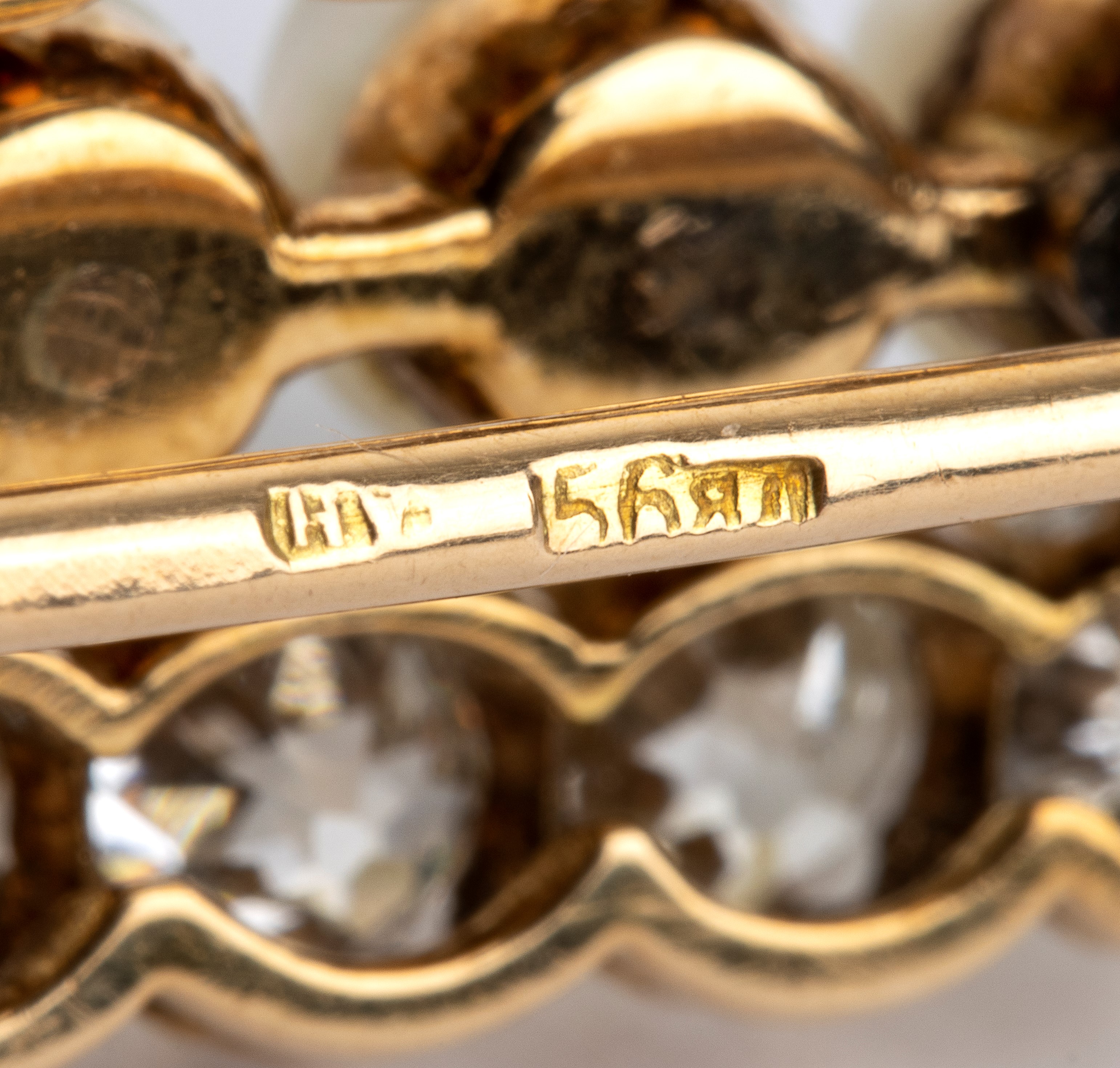 Anni ’30, Spilla rettangolare in oro giallo 14 k con perle coltivate e diamanti