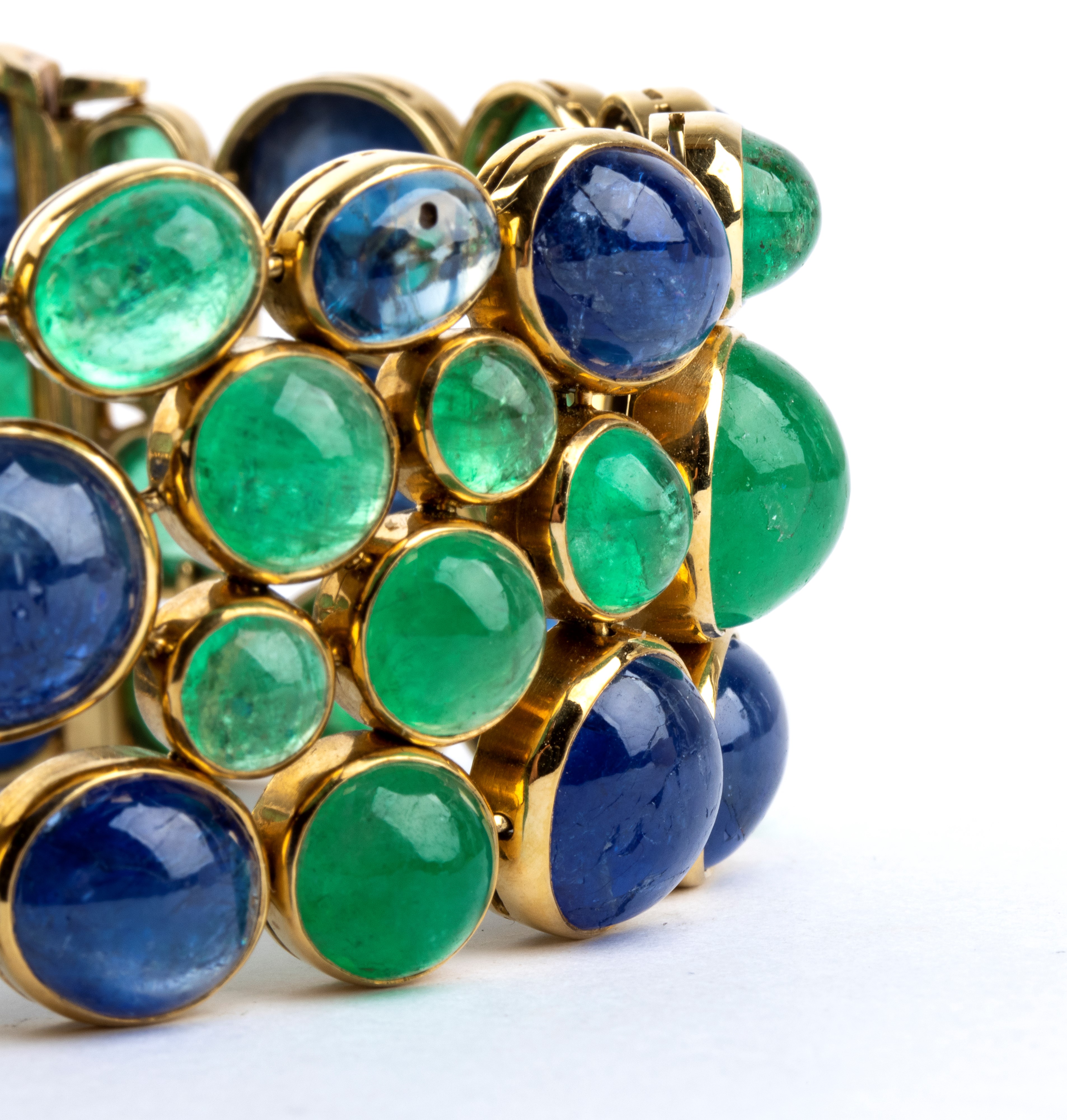 Medea Mei Figner, Bracciale in oro giallo 18k con smeraldi e zaffiri cabochon (Francia, anni '50)