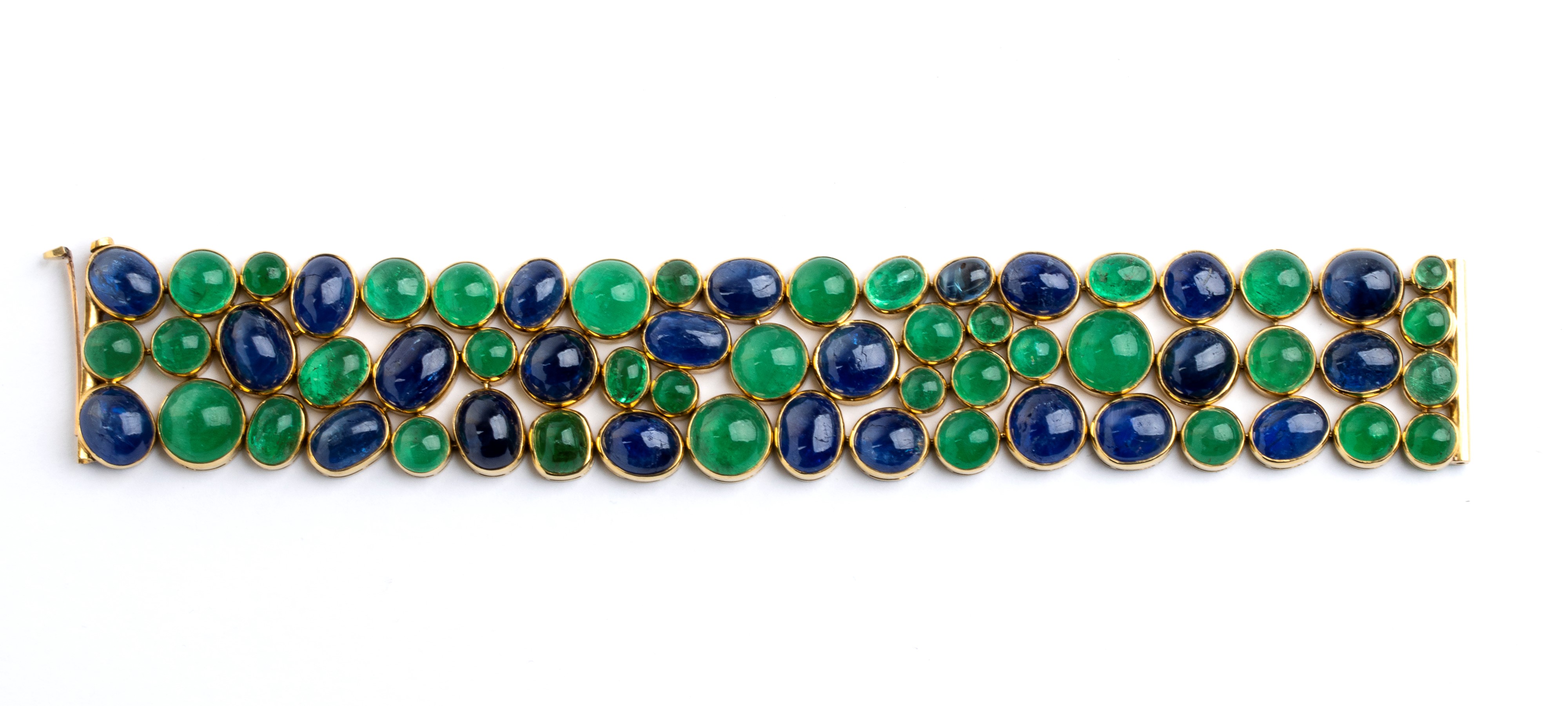 Medea Mei Figner, Bracciale in oro giallo 18k con smeraldi e zaffiri cabochon (Francia, anni '50)