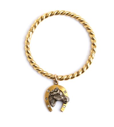 Bracciale in oro 18k con pendente scaramantico a ferro di cavallo e teste di cavallo, con diamant...