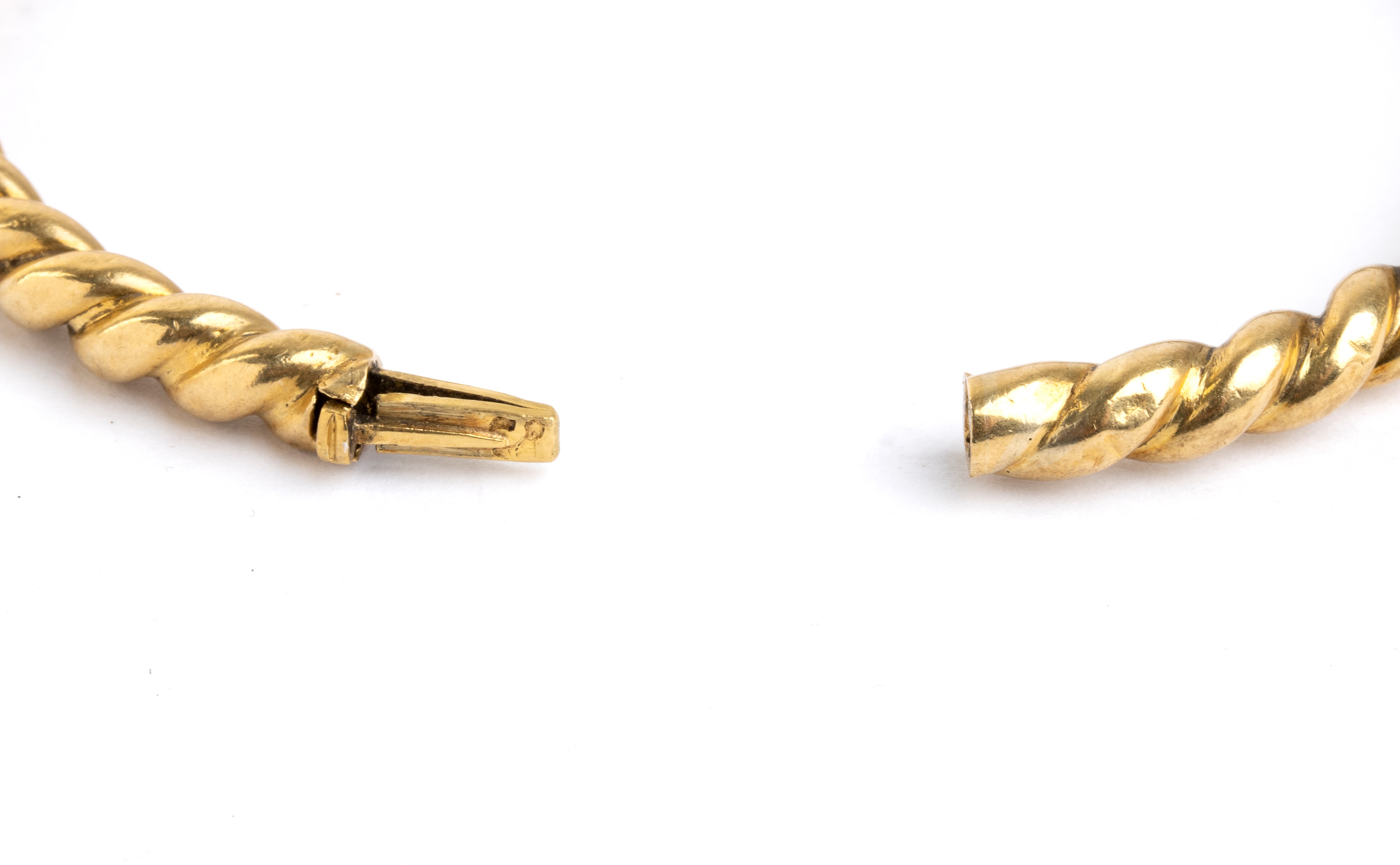 Bracciale in oro 18k con pendente scaramantico a ferro di cavallo e teste di cavallo, con diamant...