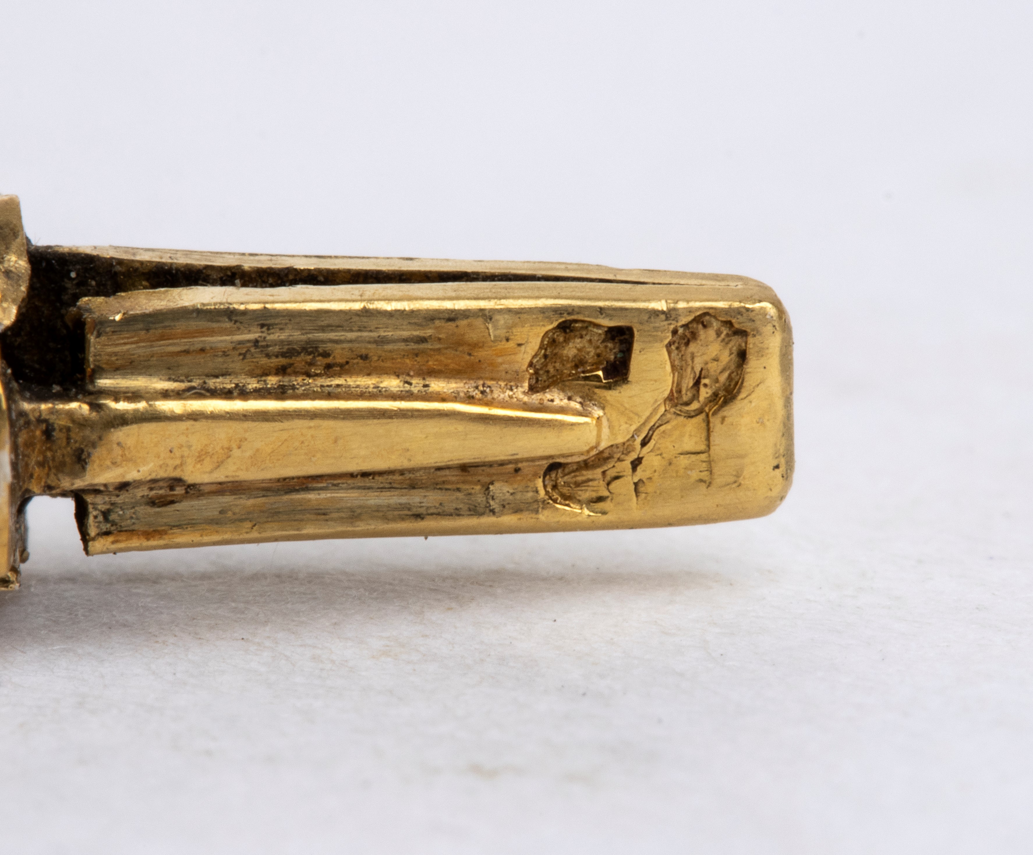 Bracciale in oro 18k con pendente scaramantico a ferro di cavallo e teste di cavallo, con diamant...