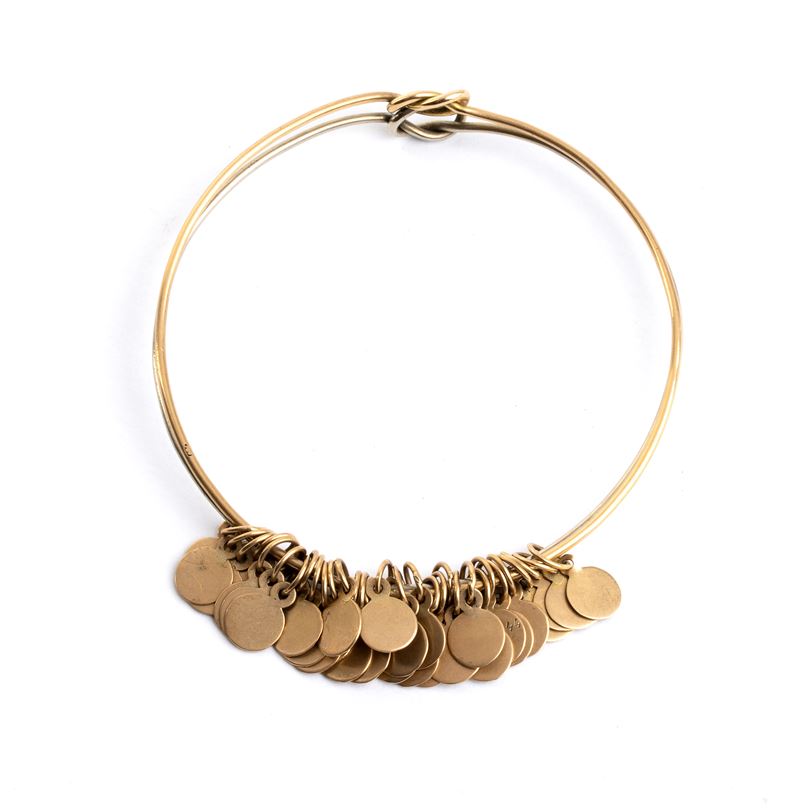 Bracciale rigido in oro bianco e oro giallo, doppio cerchio con pendenti a forma di medagliette