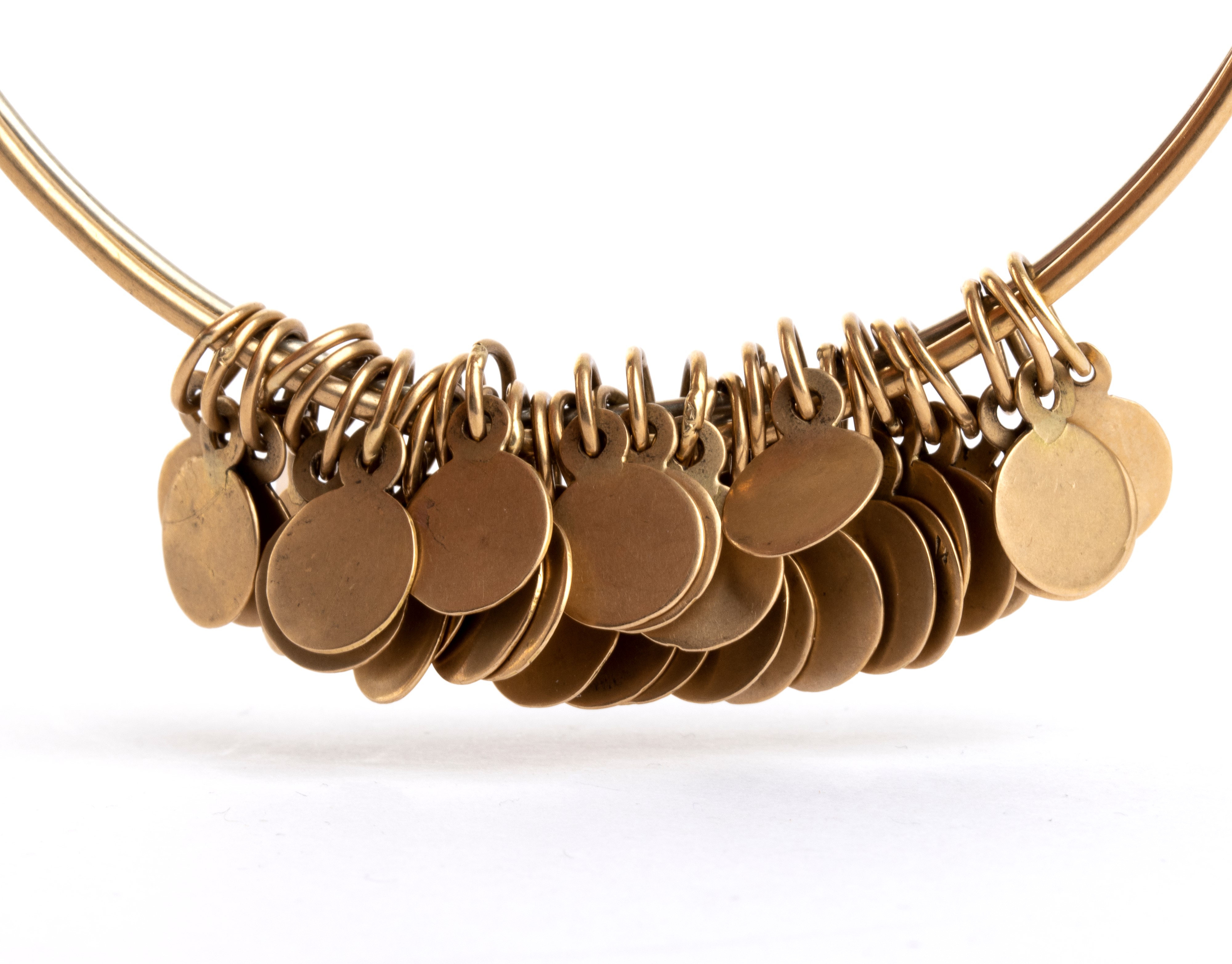 Bracciale rigido in oro bianco e oro giallo, doppio cerchio con pendenti a forma di medagliette