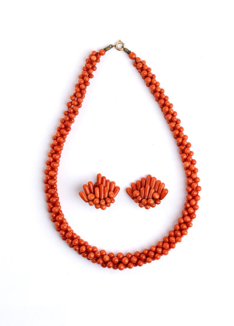 Parure in corallo Mediterraneo (Corallium rubrum), collana girocollo a maglia tessuta con orecchi...