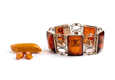 Bracciale in oro bianco con ambroide e spilla in metallo con ambra baltica