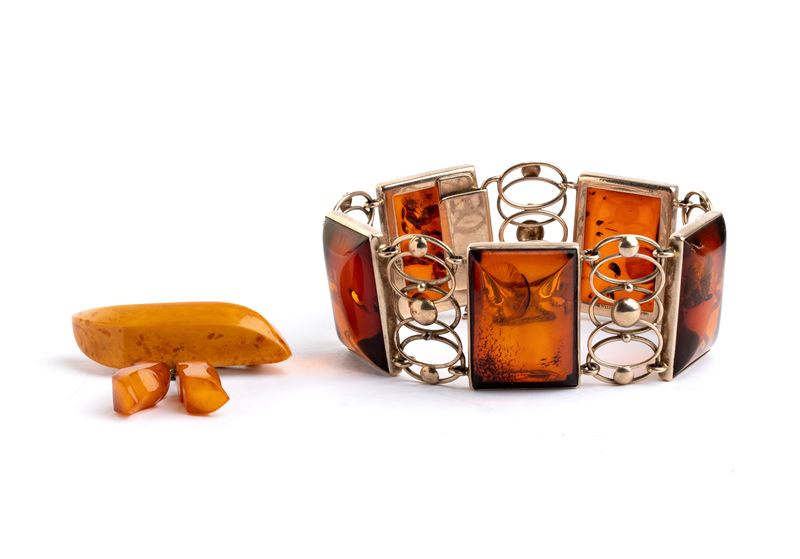 Bracciale in oro bianco con ambroide e spilla in metallo con ambra baltica