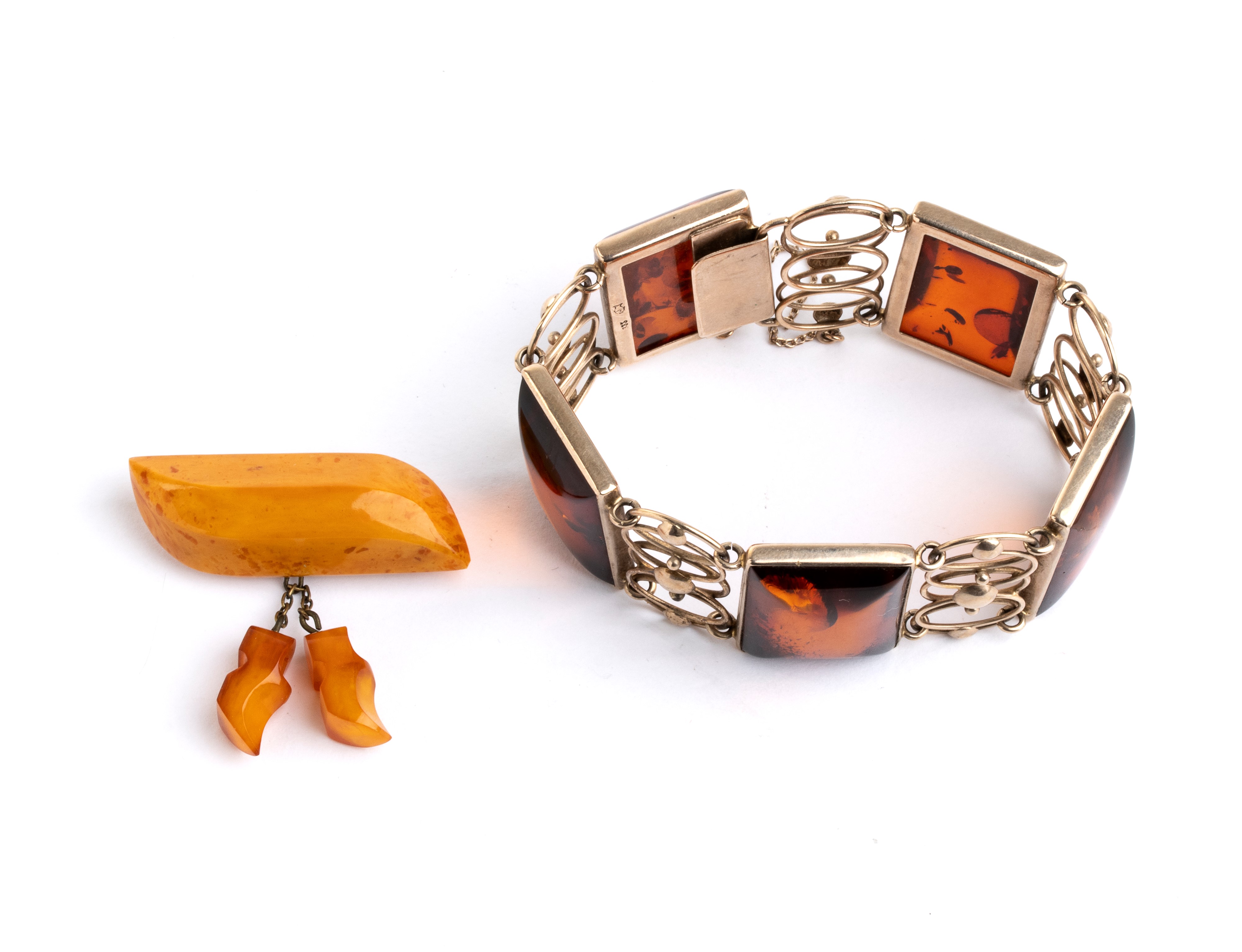 Bracciale in oro bianco con ambroide e spilla in metallo con ambra baltica