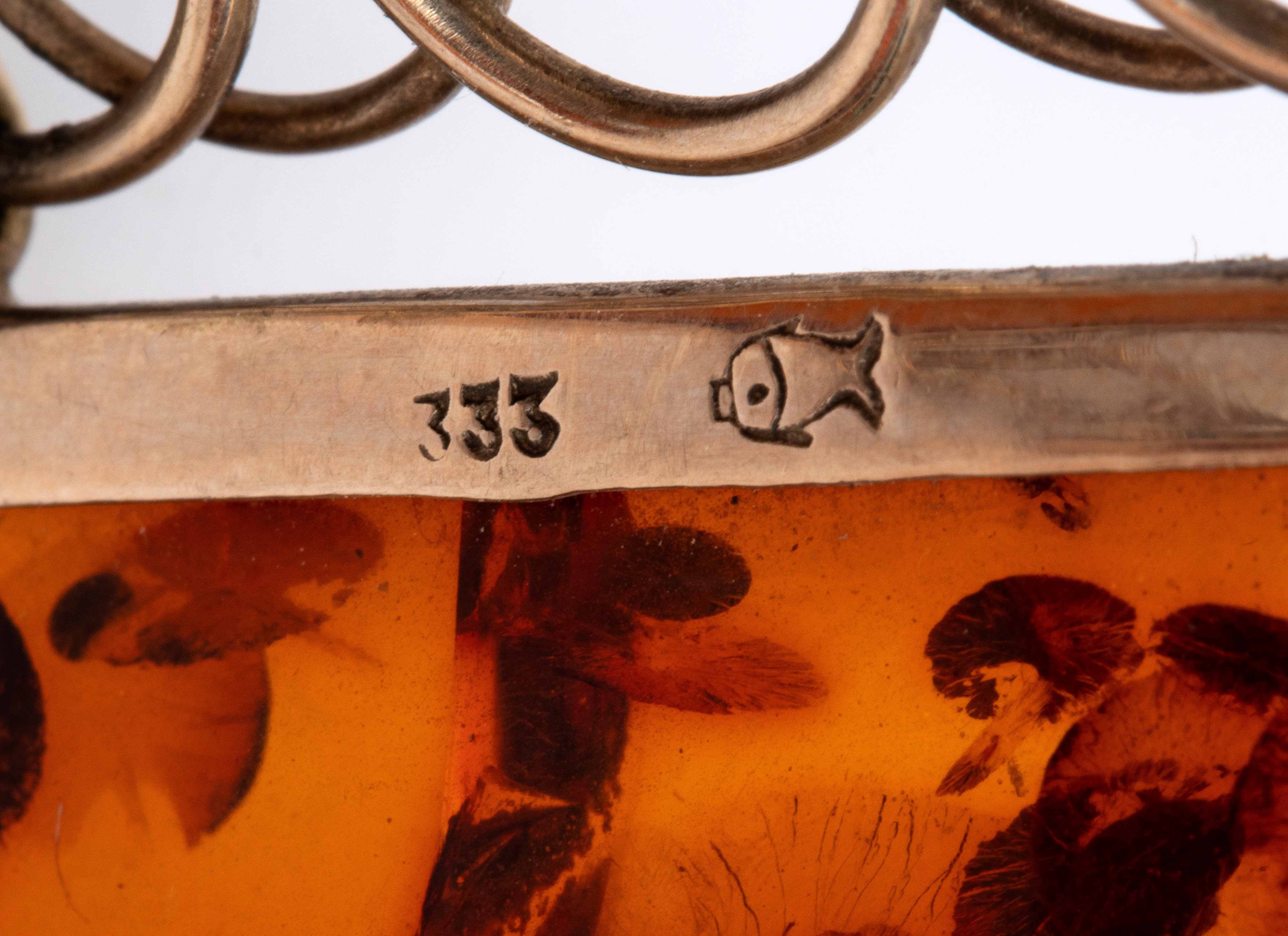 Bracciale in oro bianco con ambroide e spilla in metallo con ambra baltica