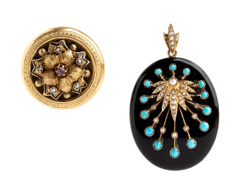 Lotto composto da spilla in oro con smalti, perle e rubino e da portafoto in onice con cabochon d...