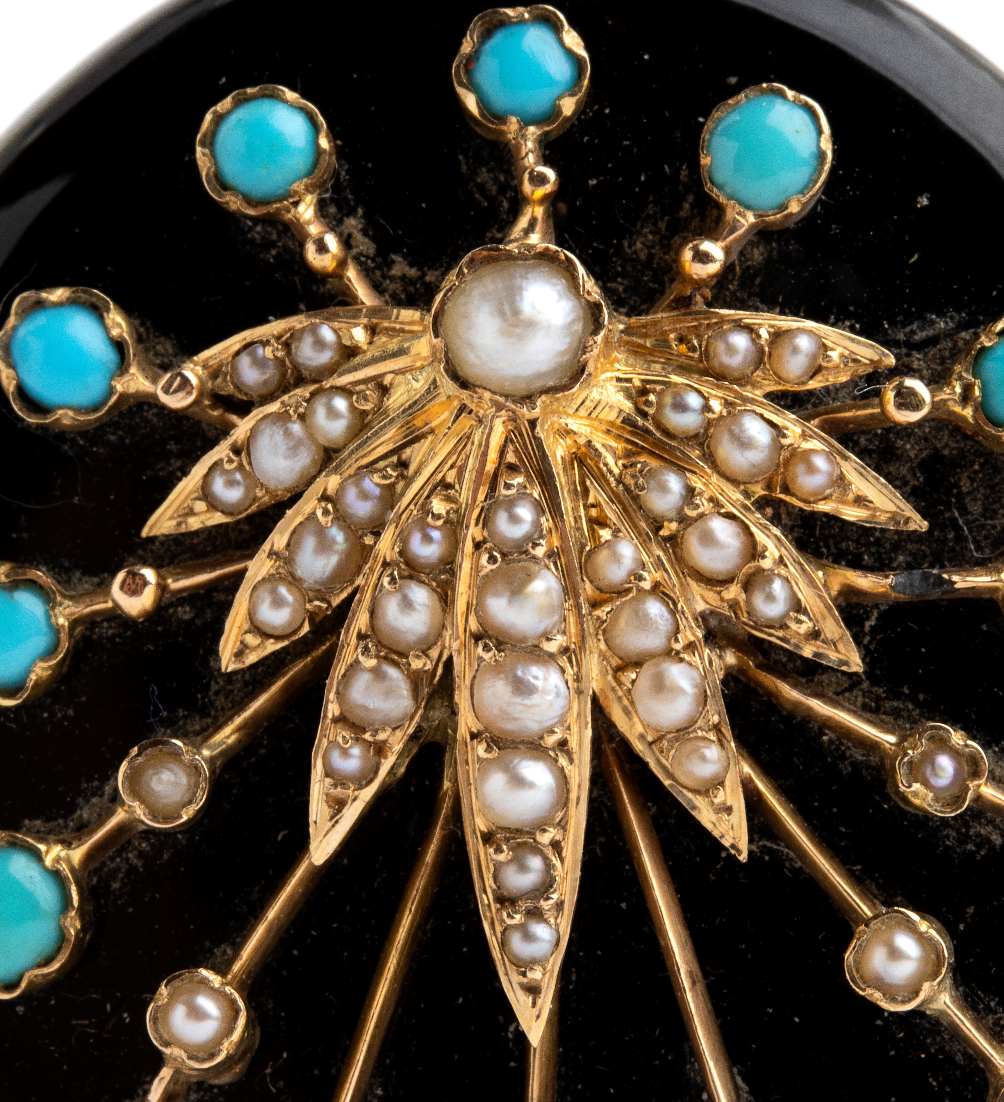 Lotto composto da spilla in oro con smalti, perle e rubino e da portafoto in onice con cabochon d...