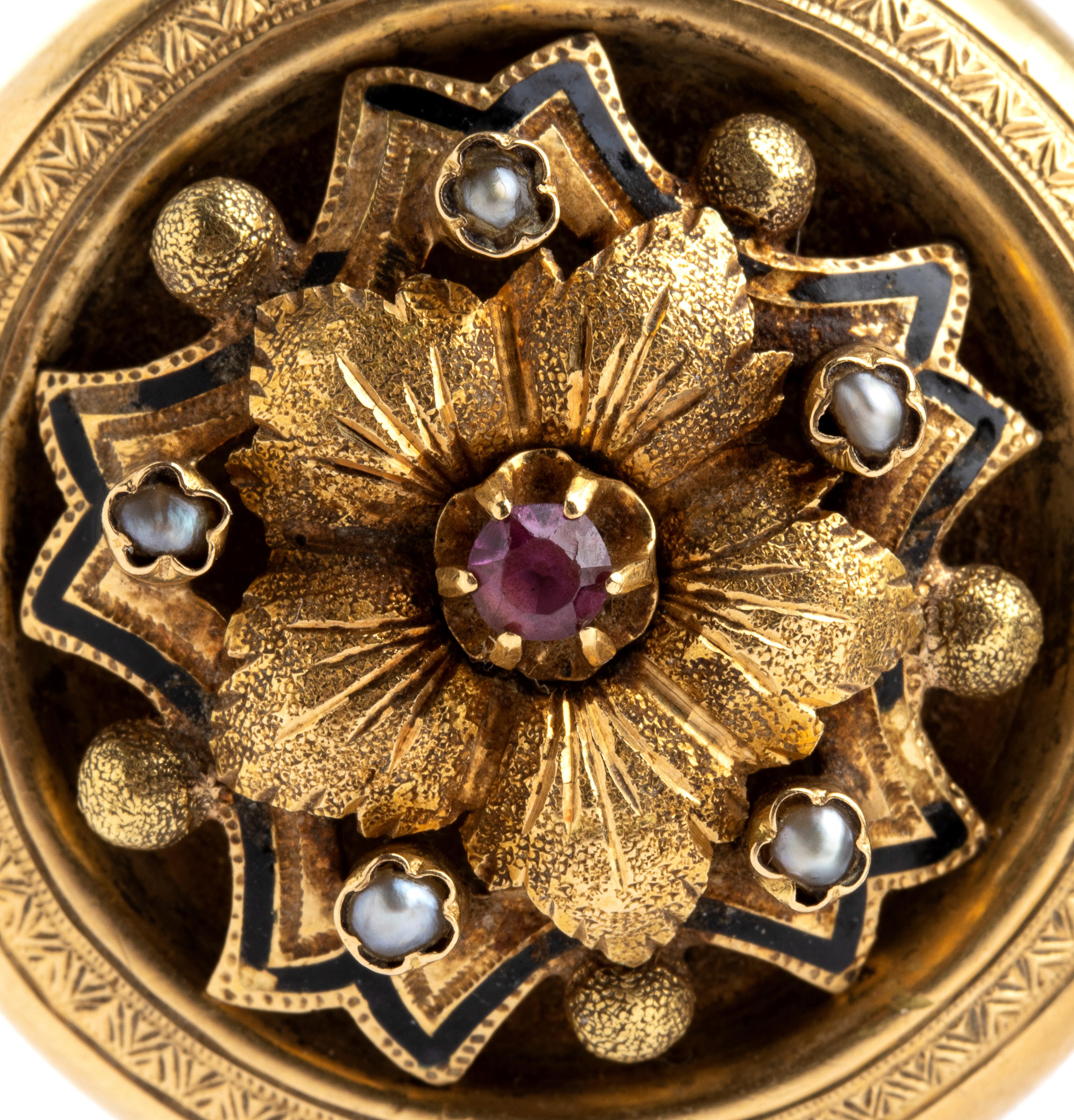 Lotto composto da spilla in oro con smalti, perle e rubino e da portafoto in onice con cabochon d...