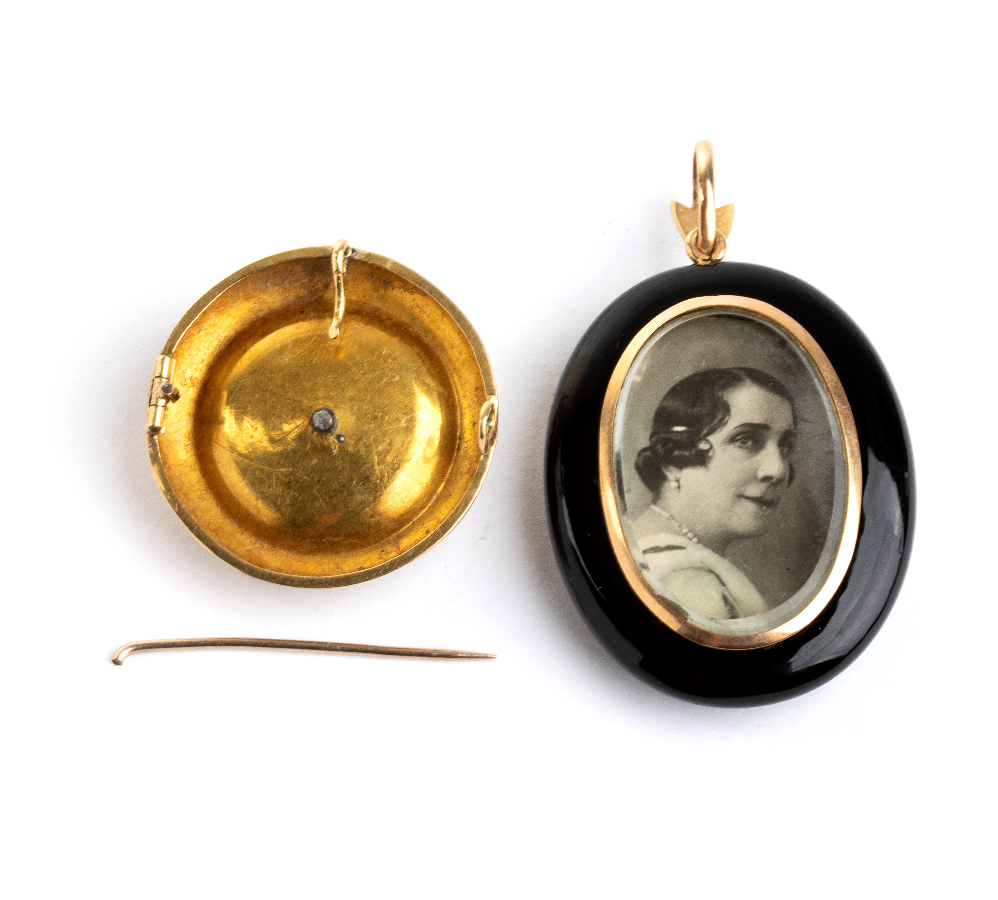 Lotto composto da spilla in oro con smalti, perle e rubino e da portafoto in onice con cabochon d...