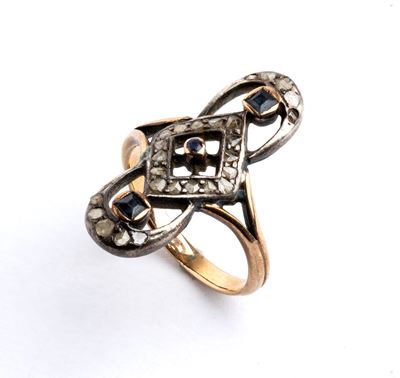 Anello in oro e argento con diamanti (taglio a rosa) e zaffiri, inizio XX secolo