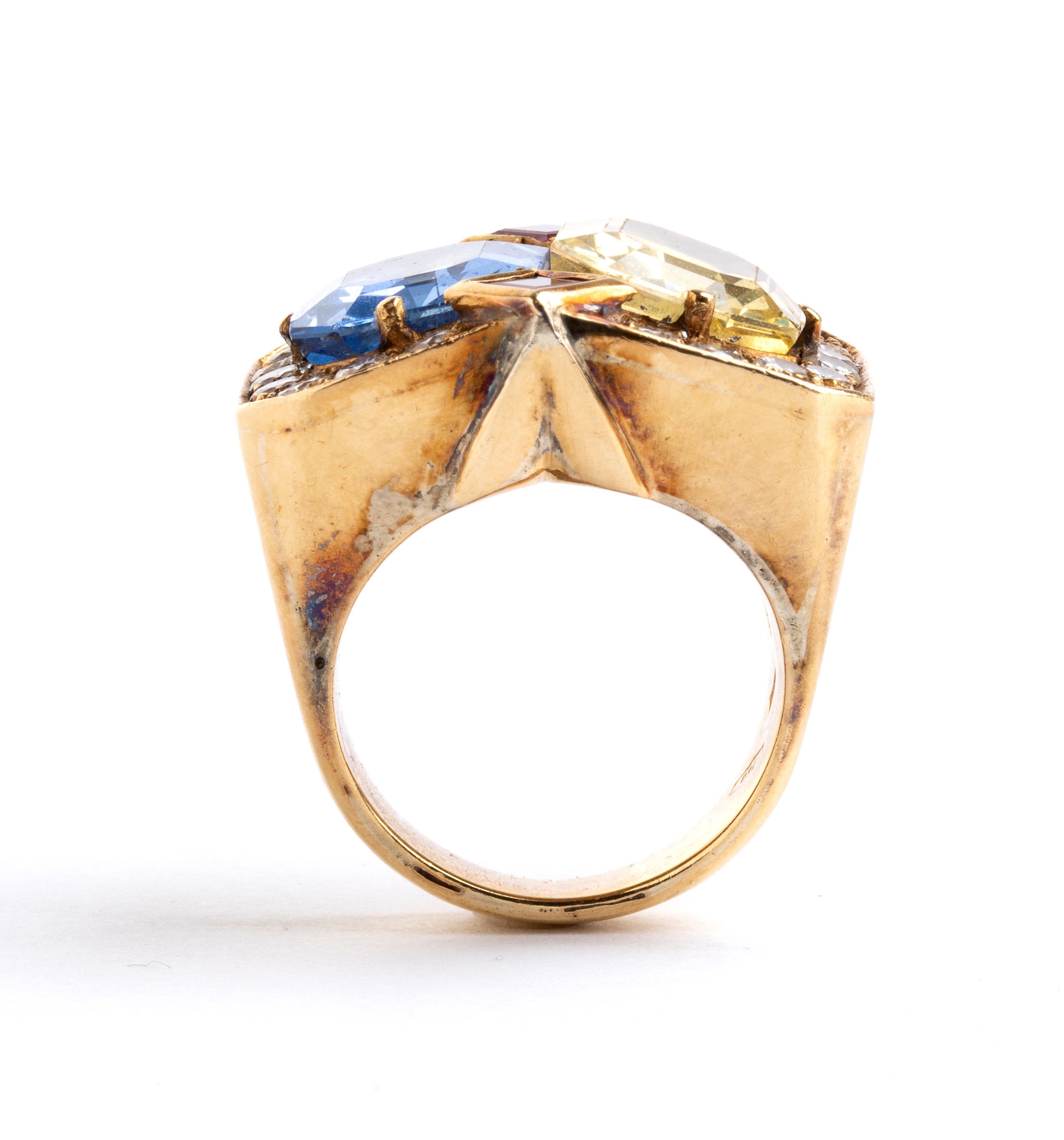 Anello da cocktail in oro con zaffiri e diamanti