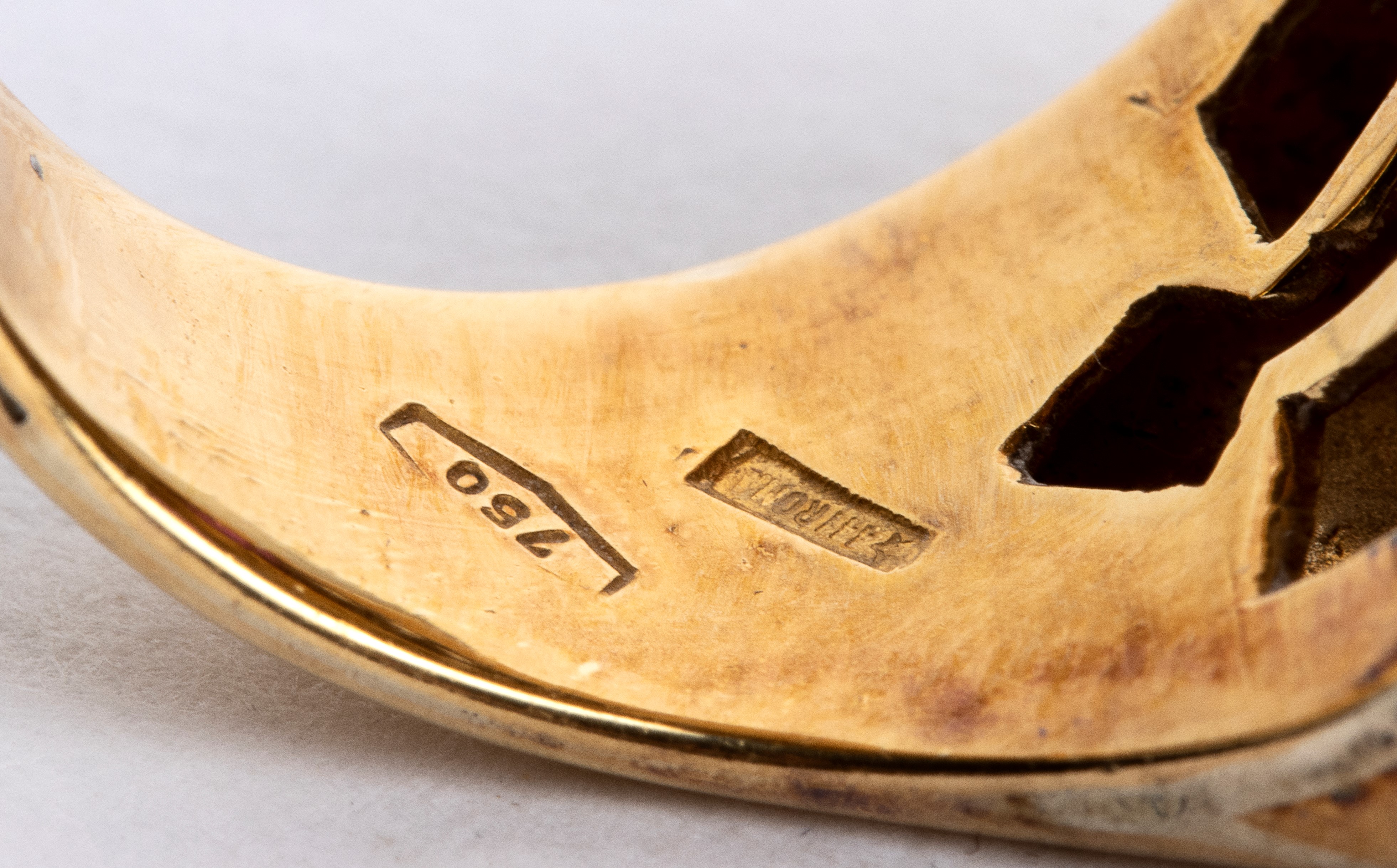 Anello da cocktail in oro con zaffiri e diamanti