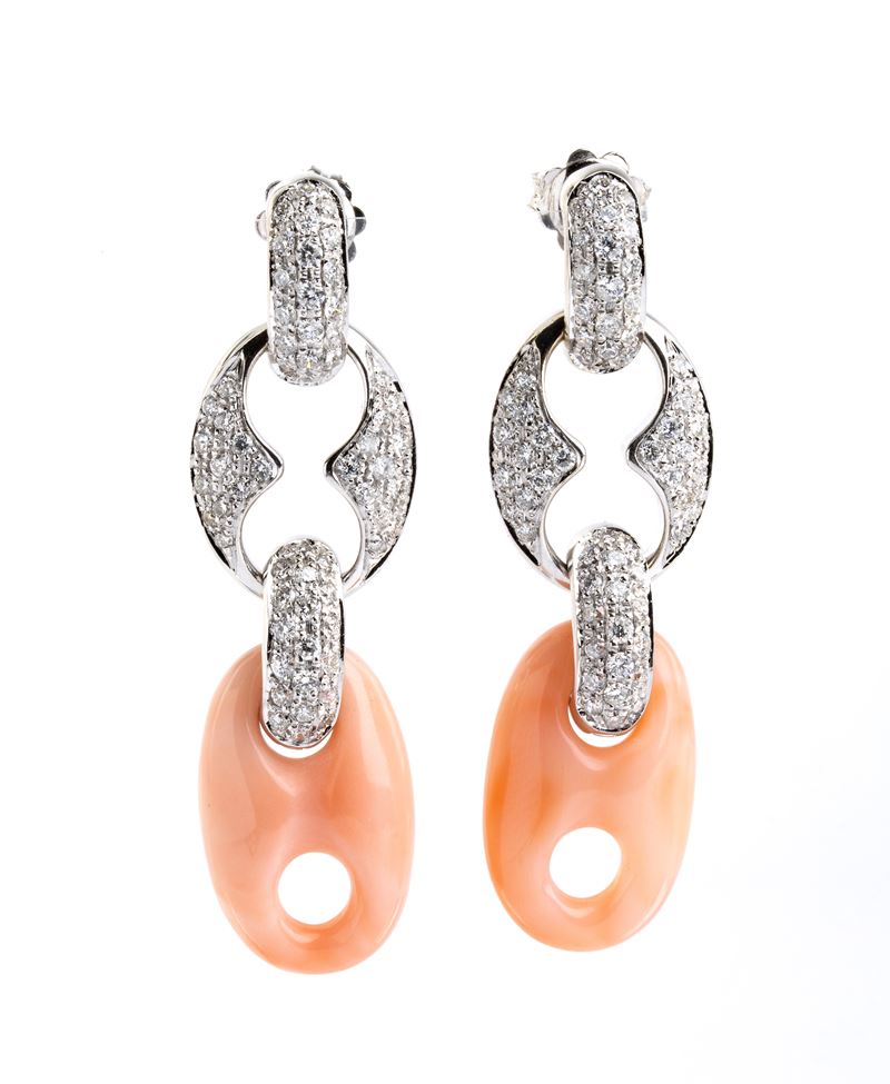 Orecchini pendenti in oro bianco 18k con pavé di diamanti e corallo Cerasuolo (Corallium Elatius)