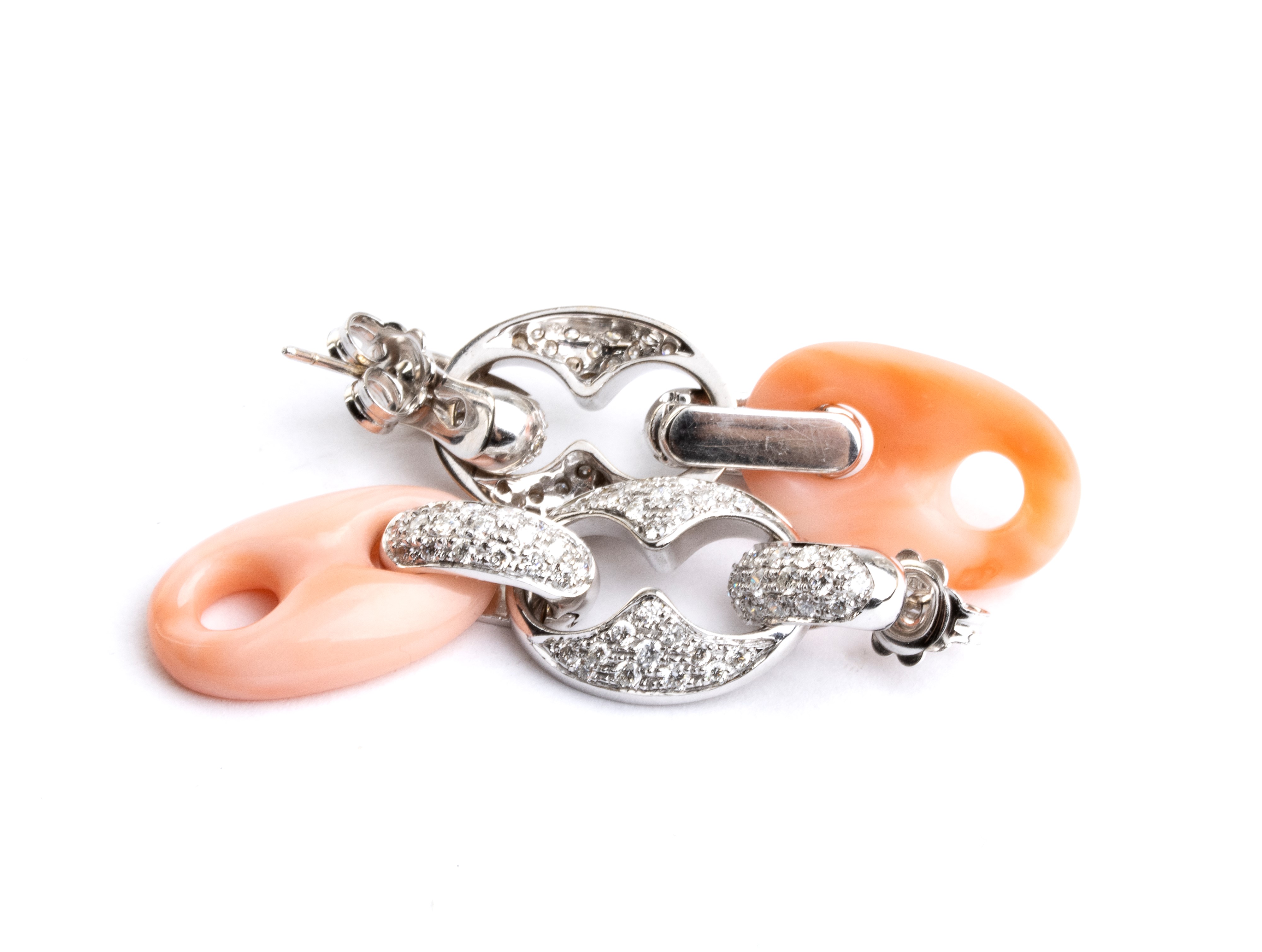 Orecchini pendenti in oro bianco 18k con pavé di diamanti e corallo Cerasuolo (Corallium Elatius)