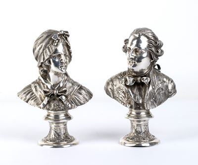 Coppia di busti in argento, raffigurazioni di uomo e donna in abiti d’epoca (Italia, XX secolo)