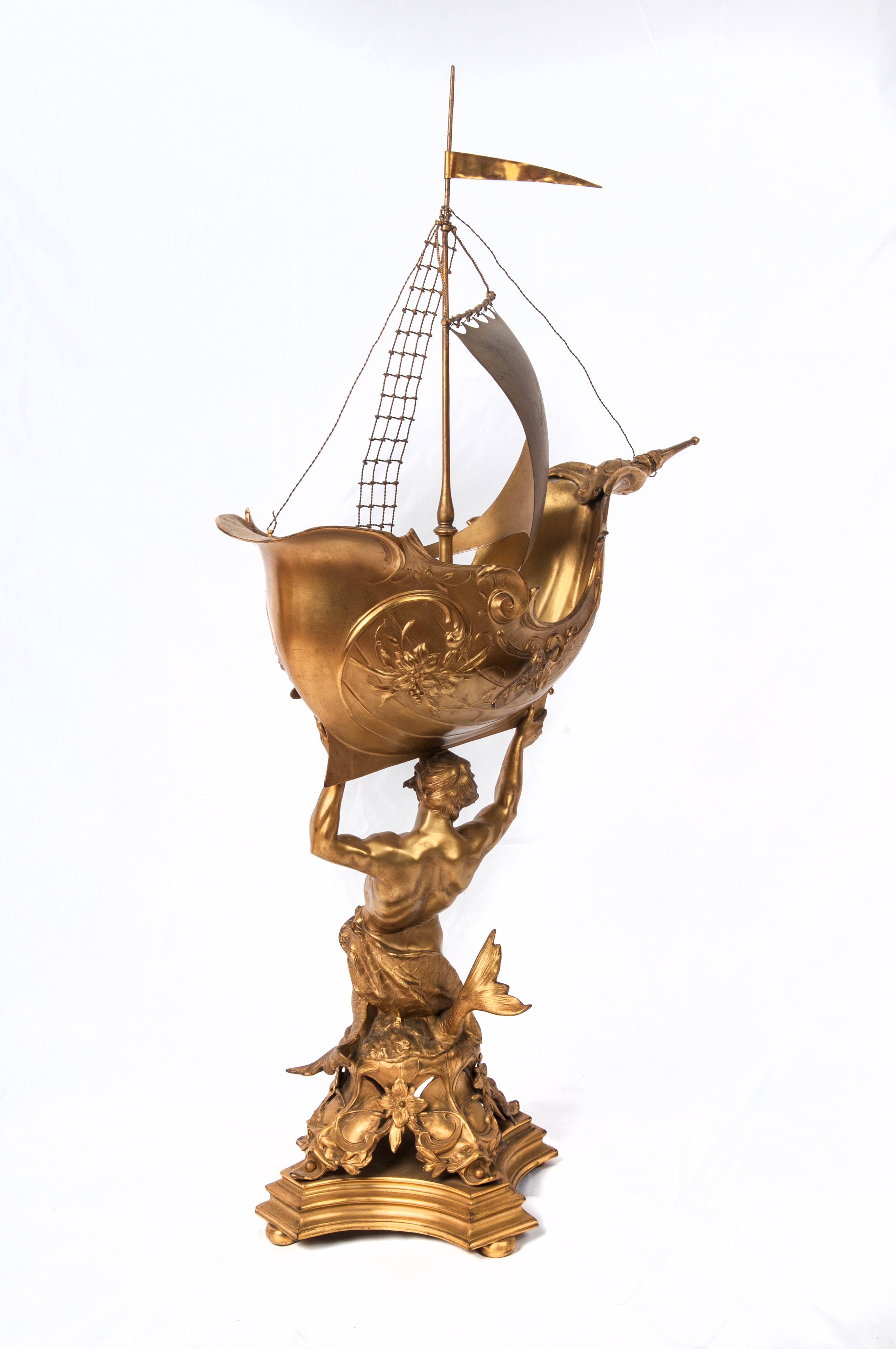 Tritone che Sostiene una Barca , Scultura in Volume