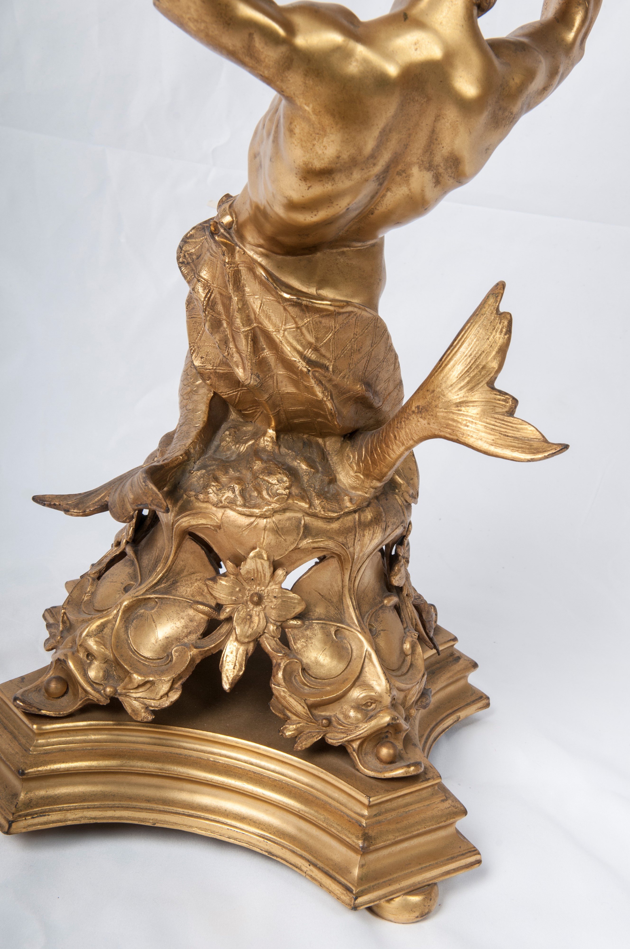 Tritone che Sostiene una Barca , Scultura in Volume