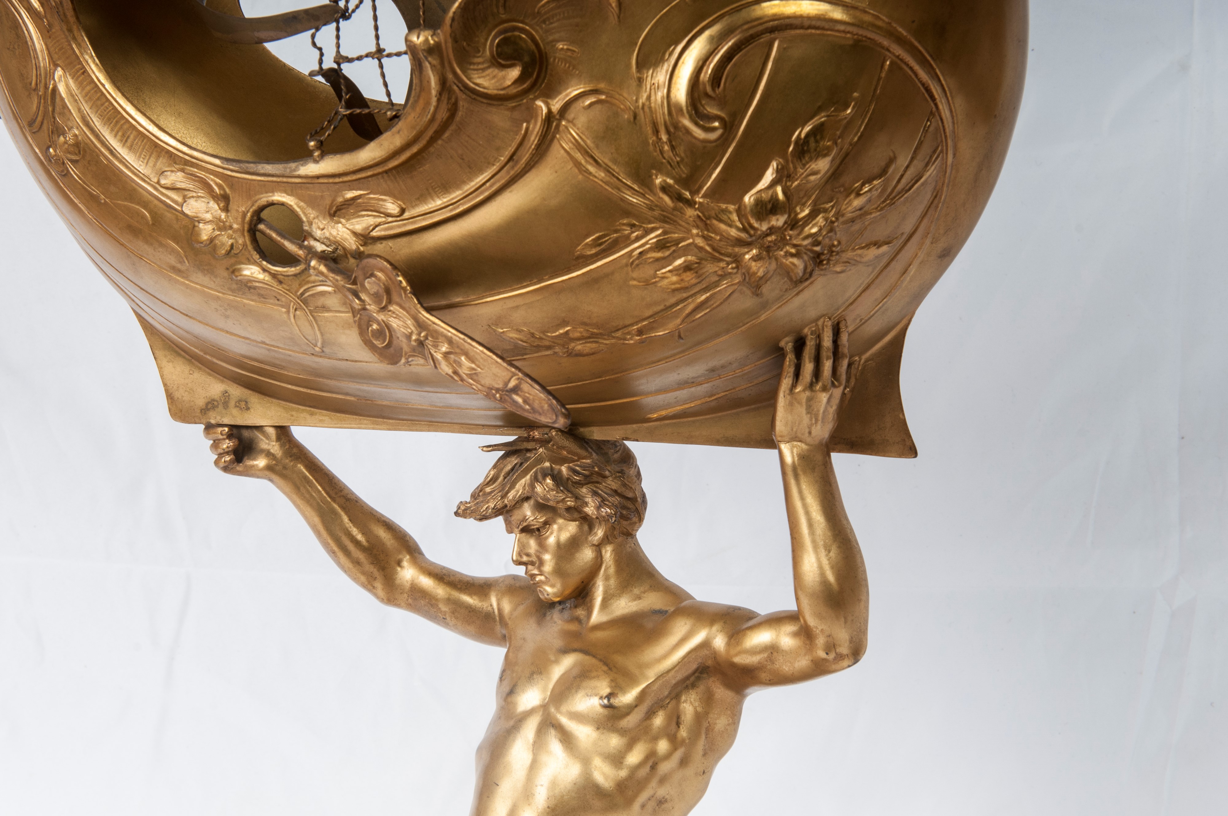 Tritone che Sostiene una Barca , Scultura in Volume