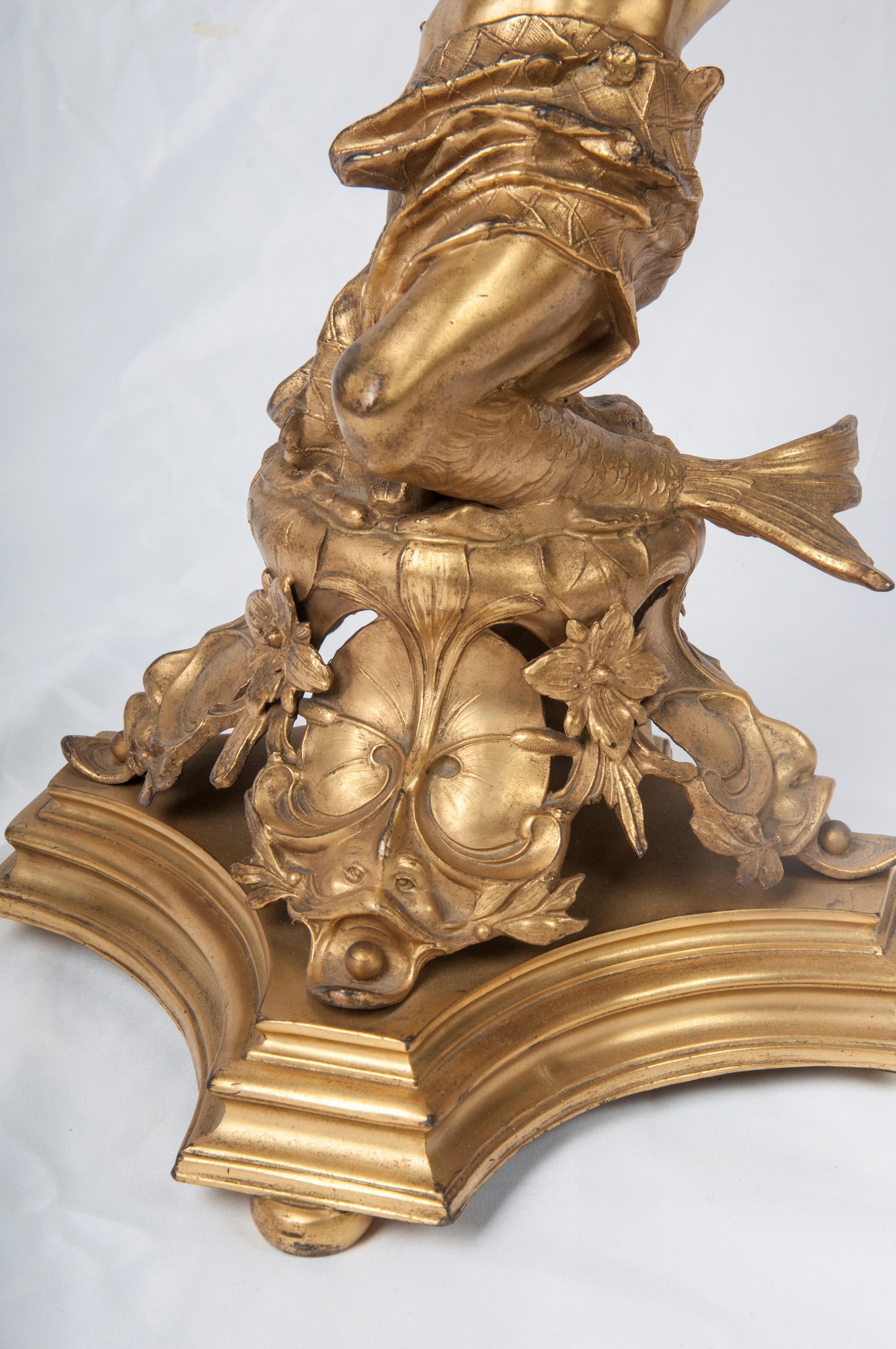 Tritone che Sostiene una Barca , Scultura in Volume